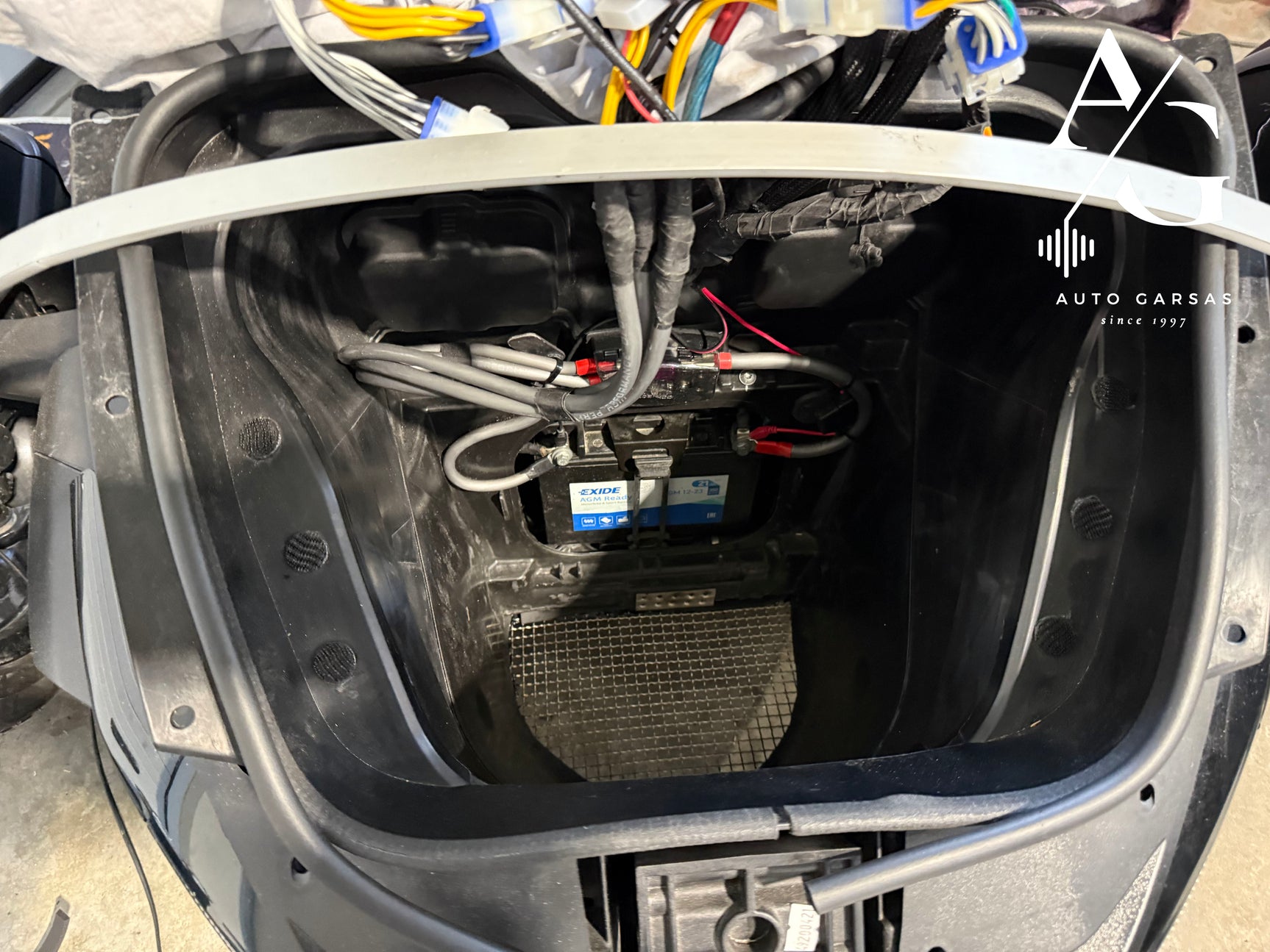 CANAM SPYDER (2020m), garso aparatūros projektas motociklui - Akumuliatorius su laidais ir jungtimis