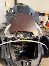 CANAM SPYDER (2020m), garso aparatūros projektas motociklui - Atidarytas priekis su laidais ir akumuliatoriumi