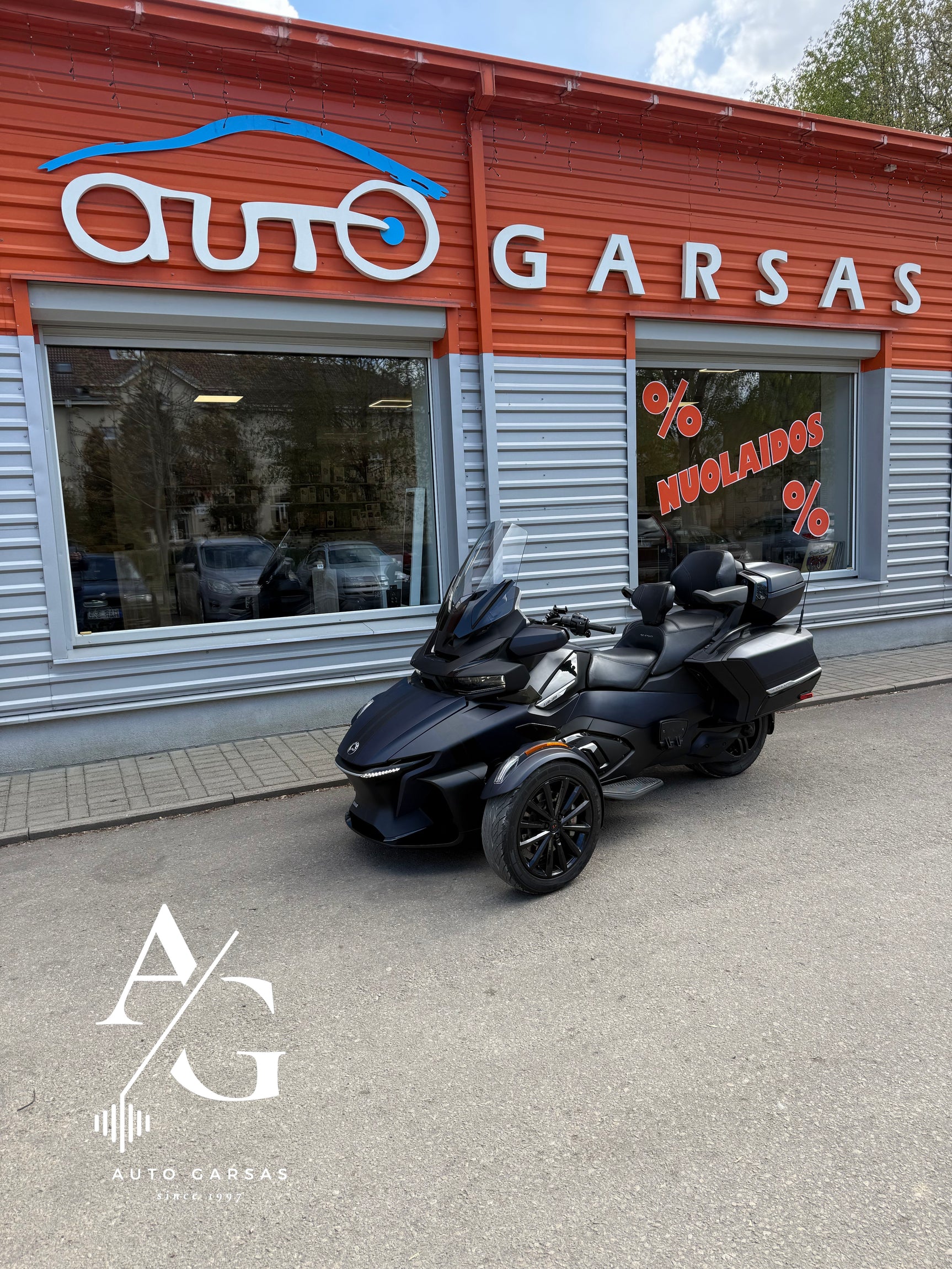 CANAM SPYDER (2020m), garso aparatūros projektas motociklui - Juodas motociklas su papildomais priedais