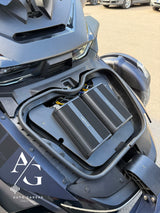 CANAM SPYDER (2020m), garso aparatūros projektas motociklui - du stiprintuvai su laidais po dangčiu