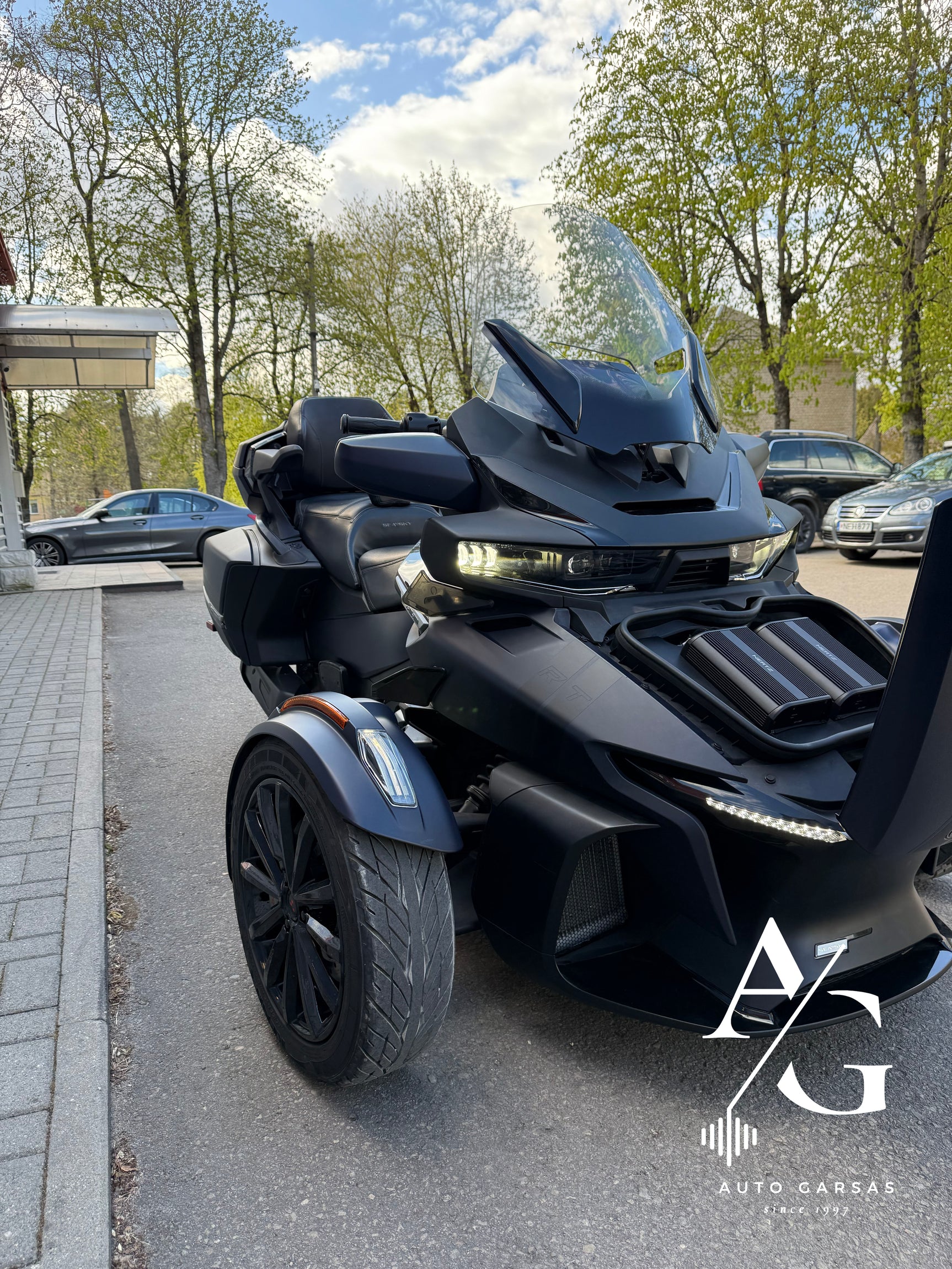 CANAM SPYDER (2020m), garso aparatūros projektas motociklui - du garsiakalbių stiprintuvai ant galinės panelės