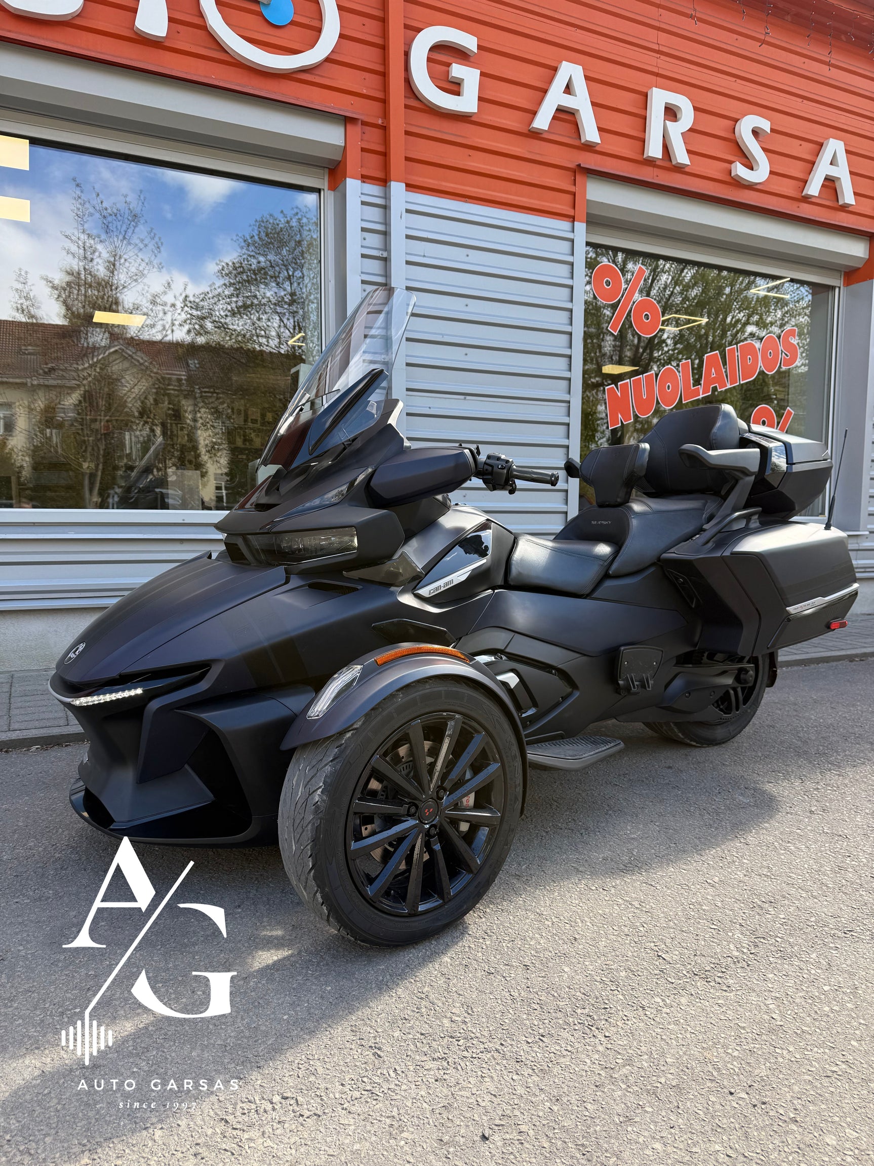 CANAM SPYDER (2020m), garso aparatūros projektas motociklui - priekinis žibintas su LED juosta