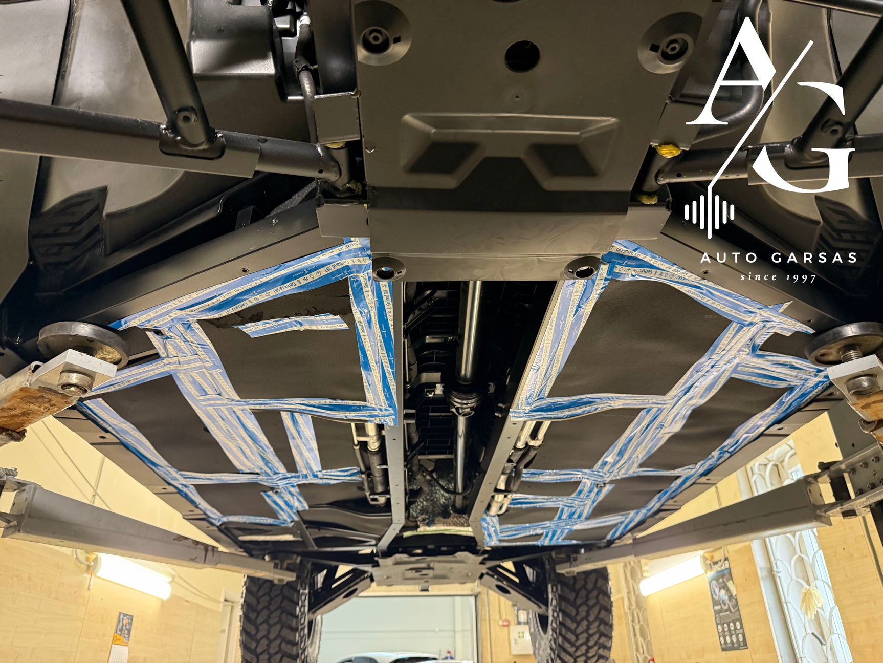 CF MOTO (2026m), Bagio garso izoliacija - Važiuoklės detalės su mėlyna juosta
