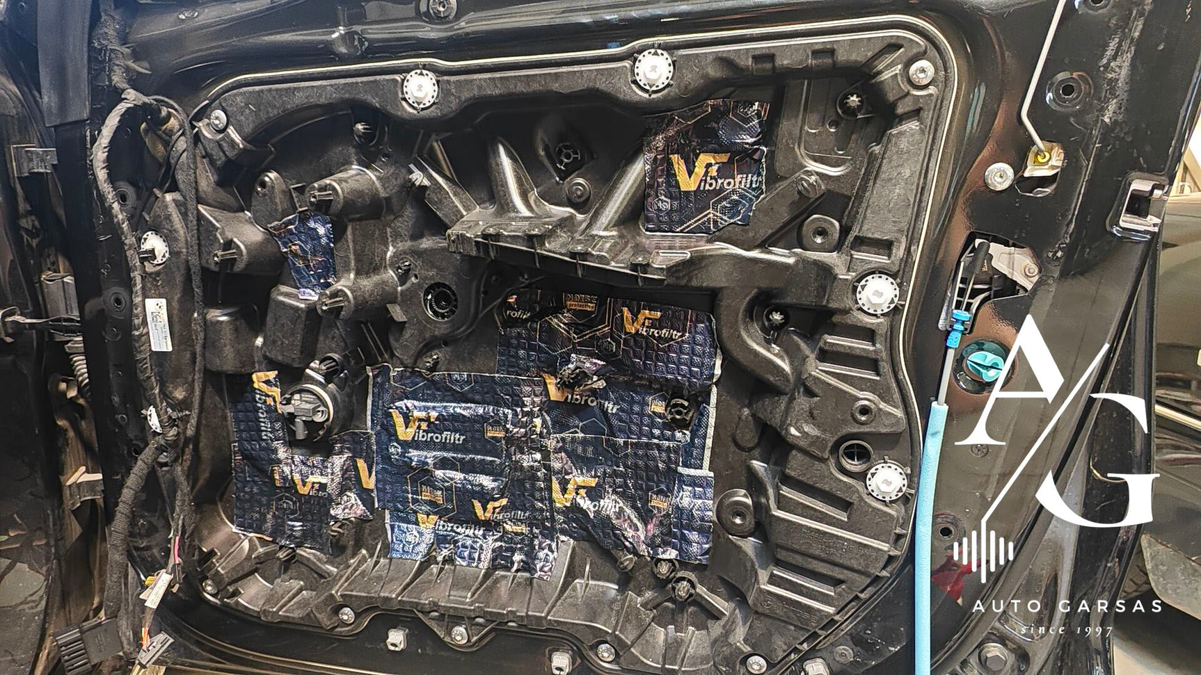 BMW X5 G05, garso izoliacija ir garso aparatūra - Durų apmušalas su garso izoliacija Vibrofiltr