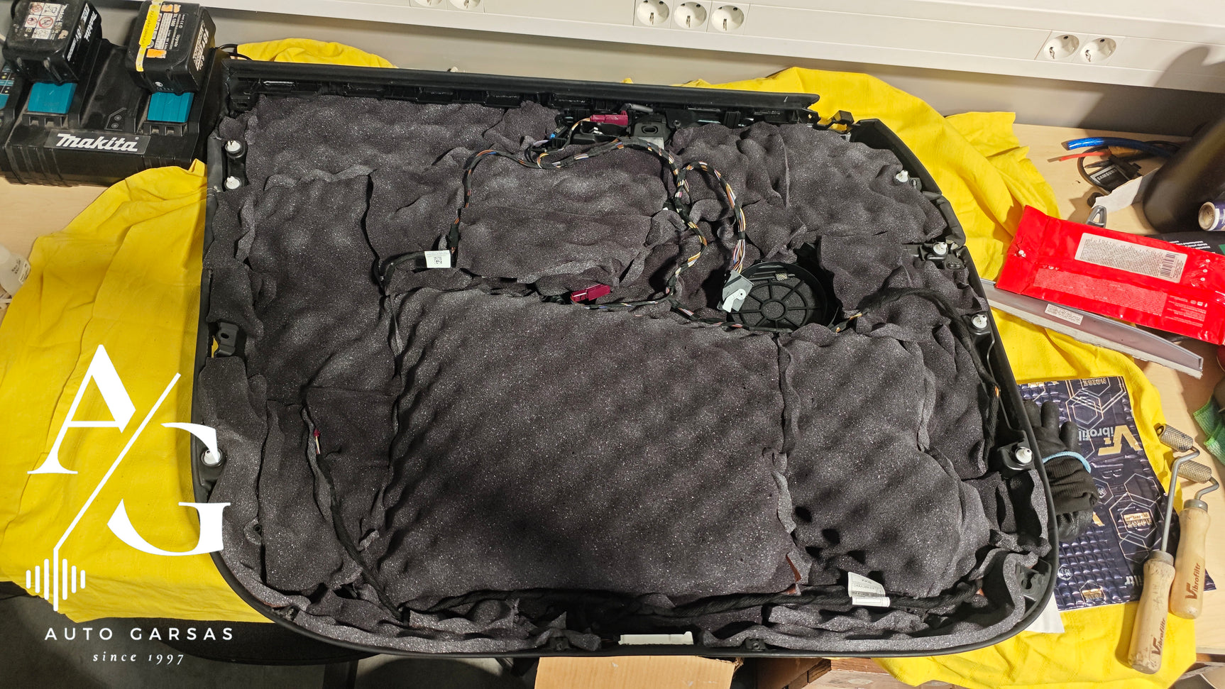 BMW X5 G05, garso izoliacija ir garso aparatūra - durų apmušalas su garso izoliacija ir laidais