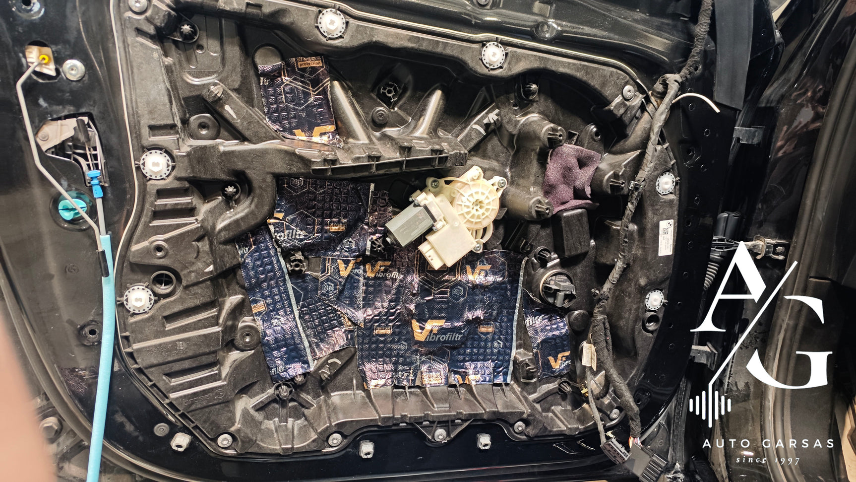 BMW X5 G05, garso izoliacija ir garso aparatūra - durų apmušalo vidus su garso izoliacija