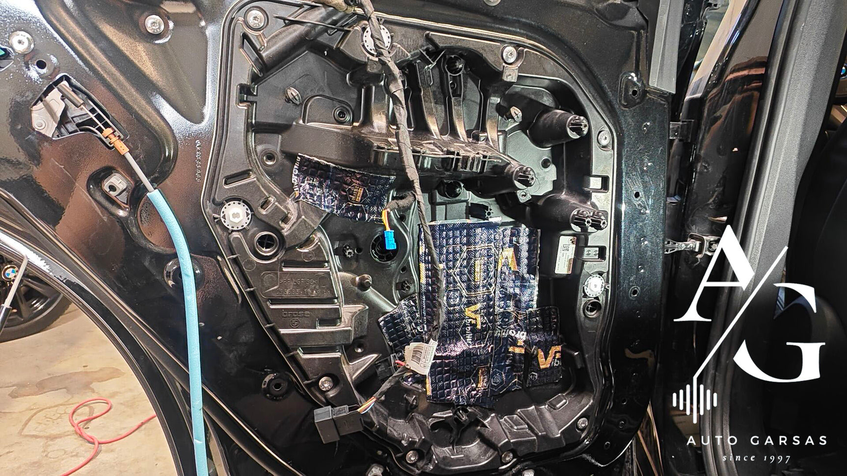 BMW X5 G05, garso izoliacija ir garso aparatūra - Mėlynas vamzdelis su laidais