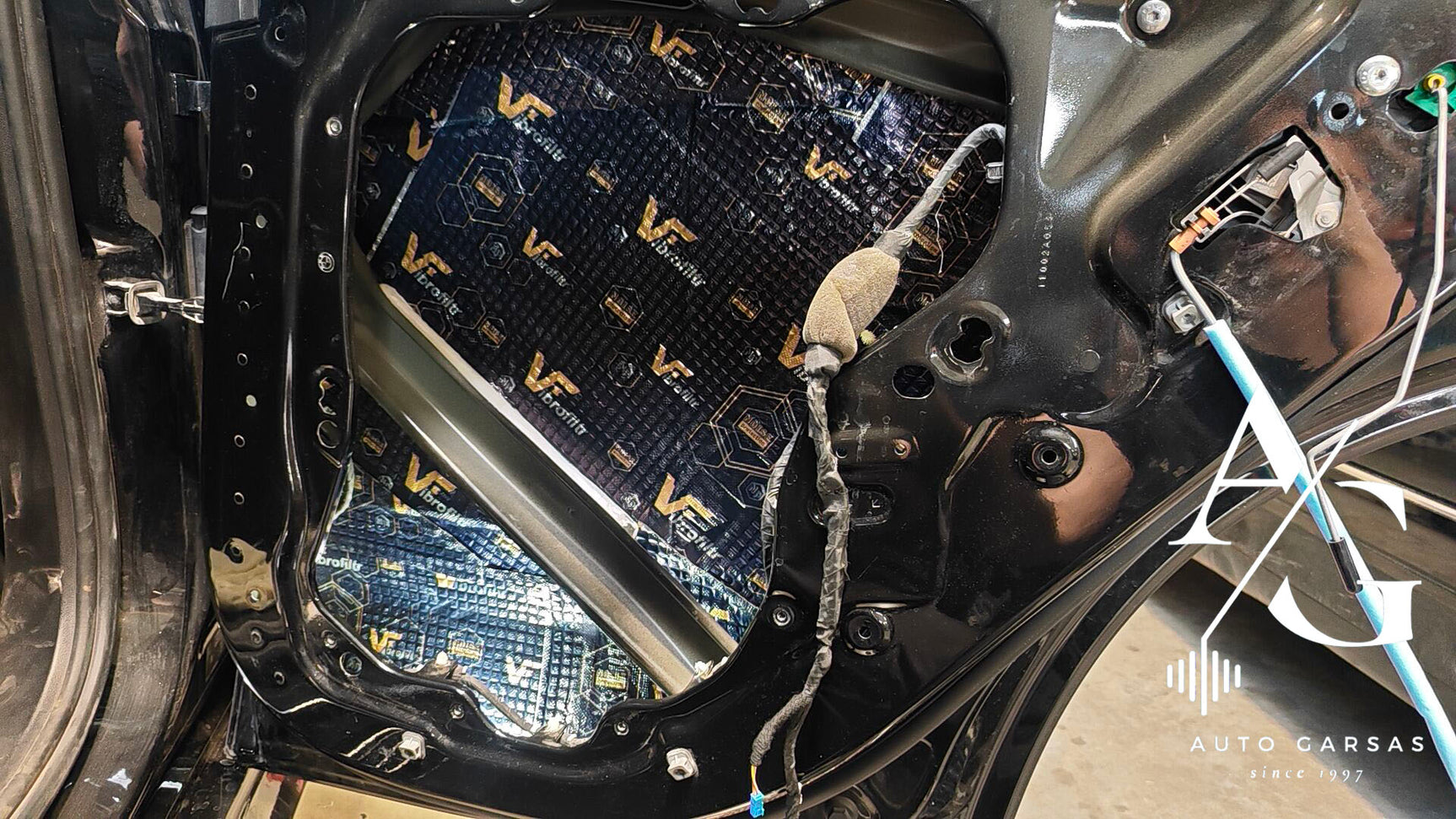 BMW X5 G05, garso izoliacija ir garso aparatūra - Durų apdailos vidus su garso izoliacija