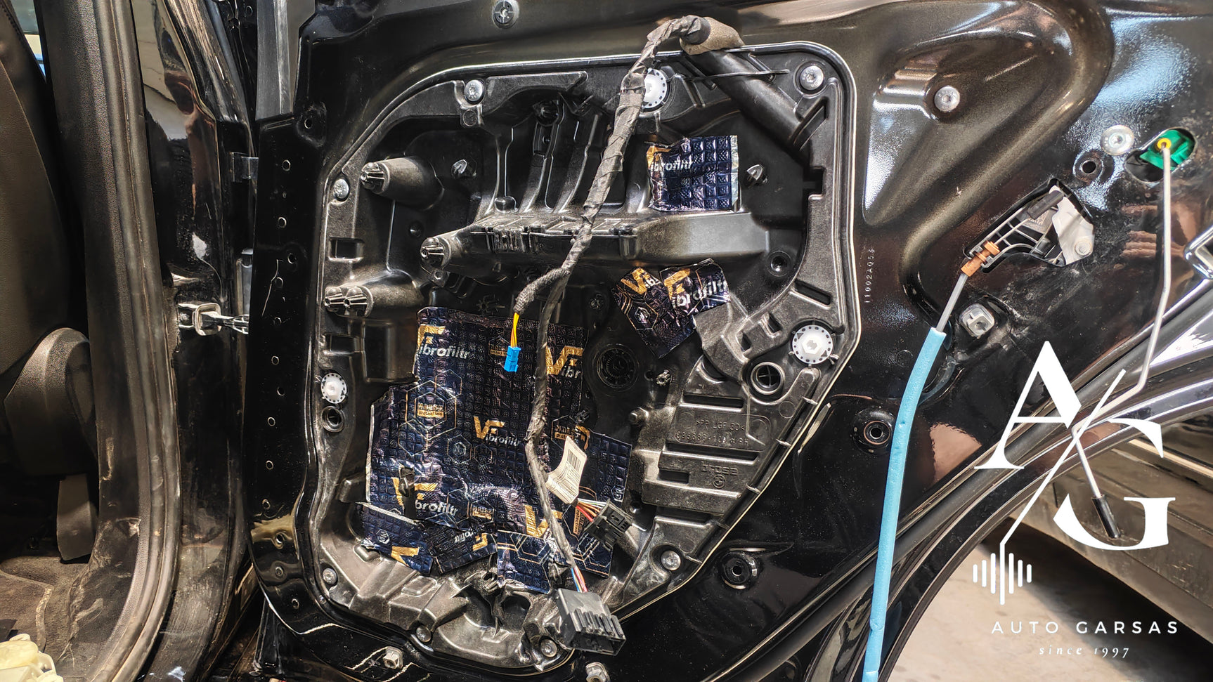 BMW X5 G05, garso izoliacija ir garso aparatūra - Mėlyna jungtis su laidais