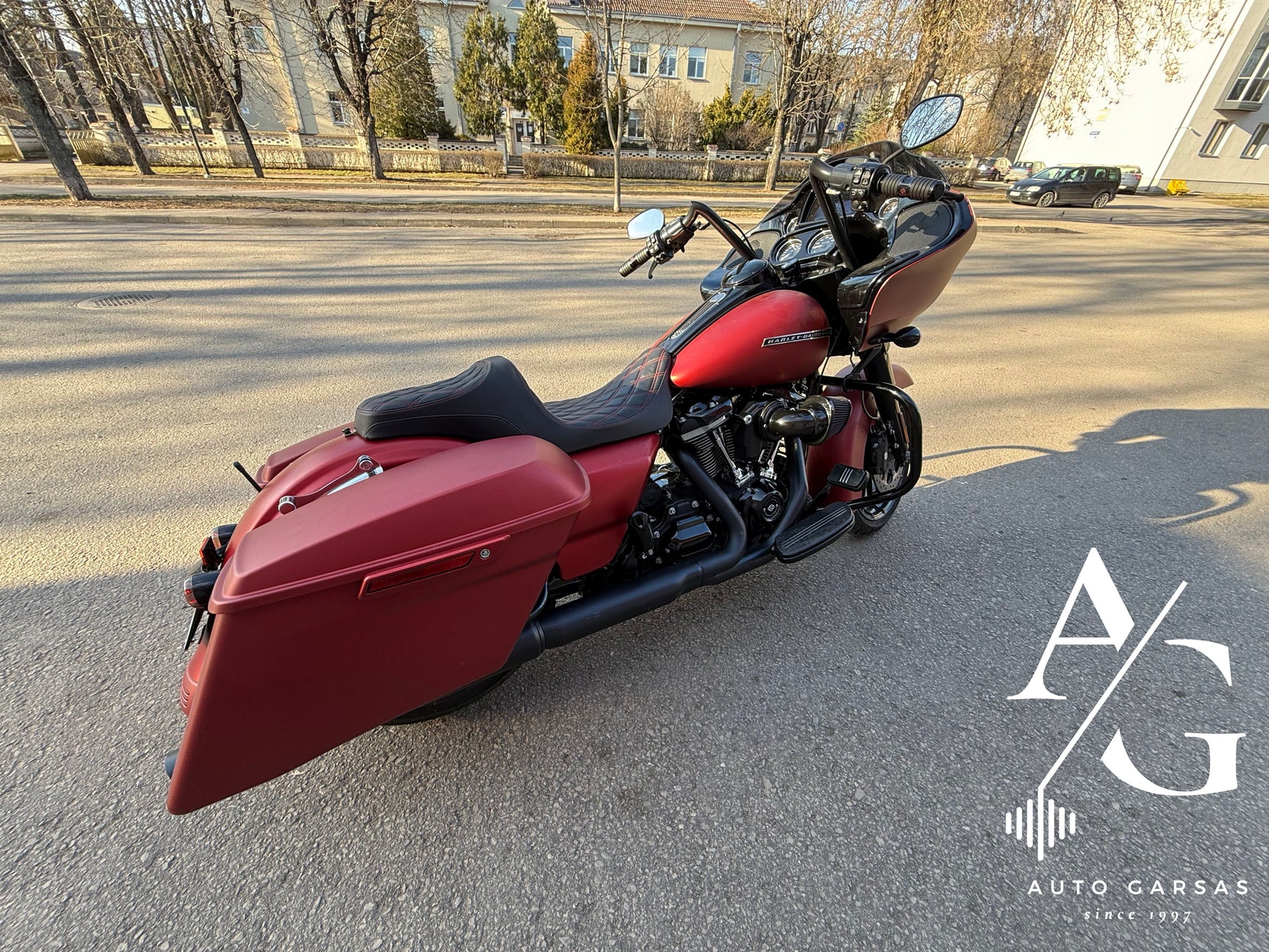 Harley Davidson, patobulinta garso aparatūra - Sėdynė su dygsniuota apdaila ir bagažinės dangtis