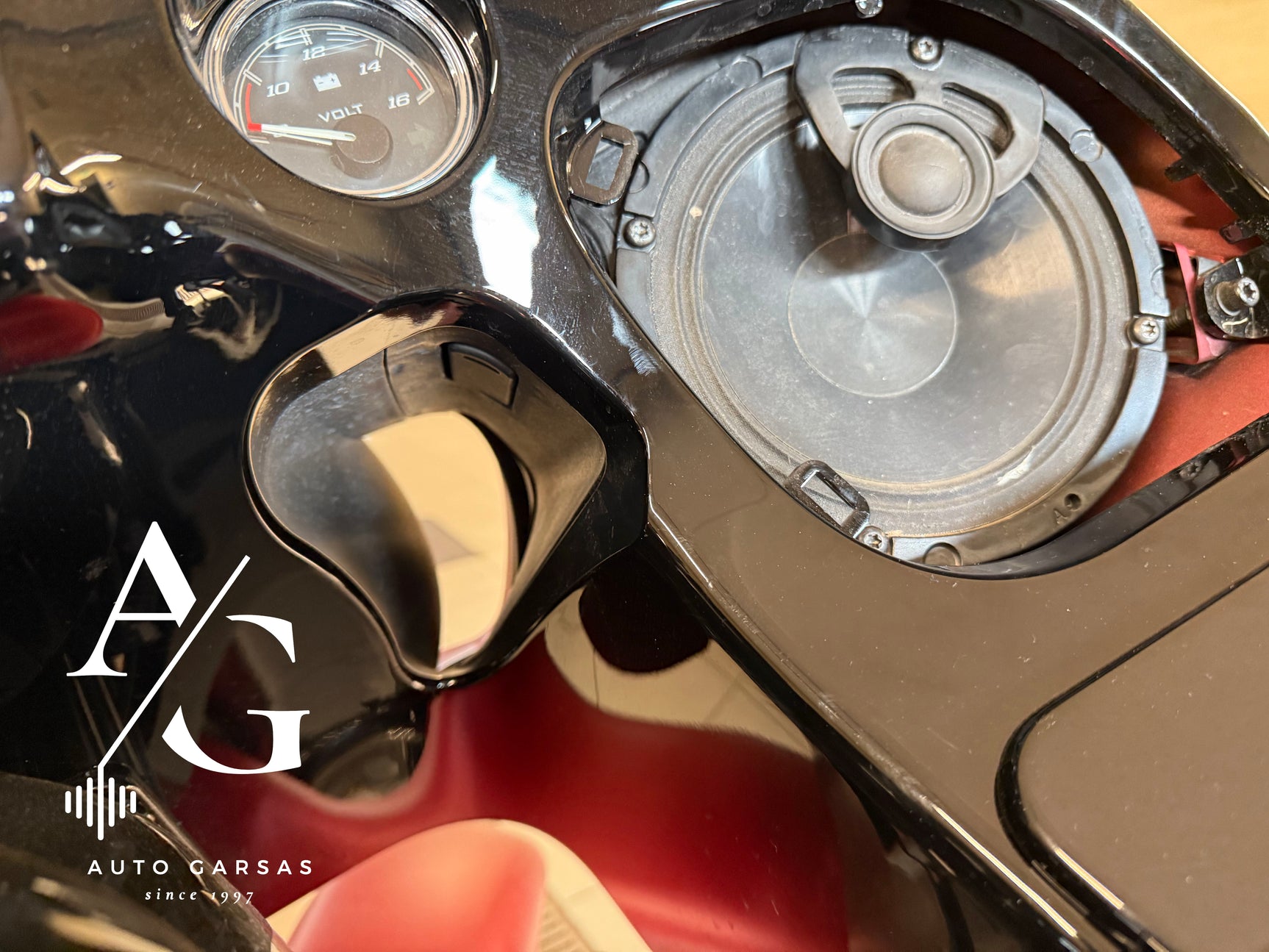 Harley Davidson, patobulinta garso aparatūra - Garsiakalbis ir voltmetras iš arti