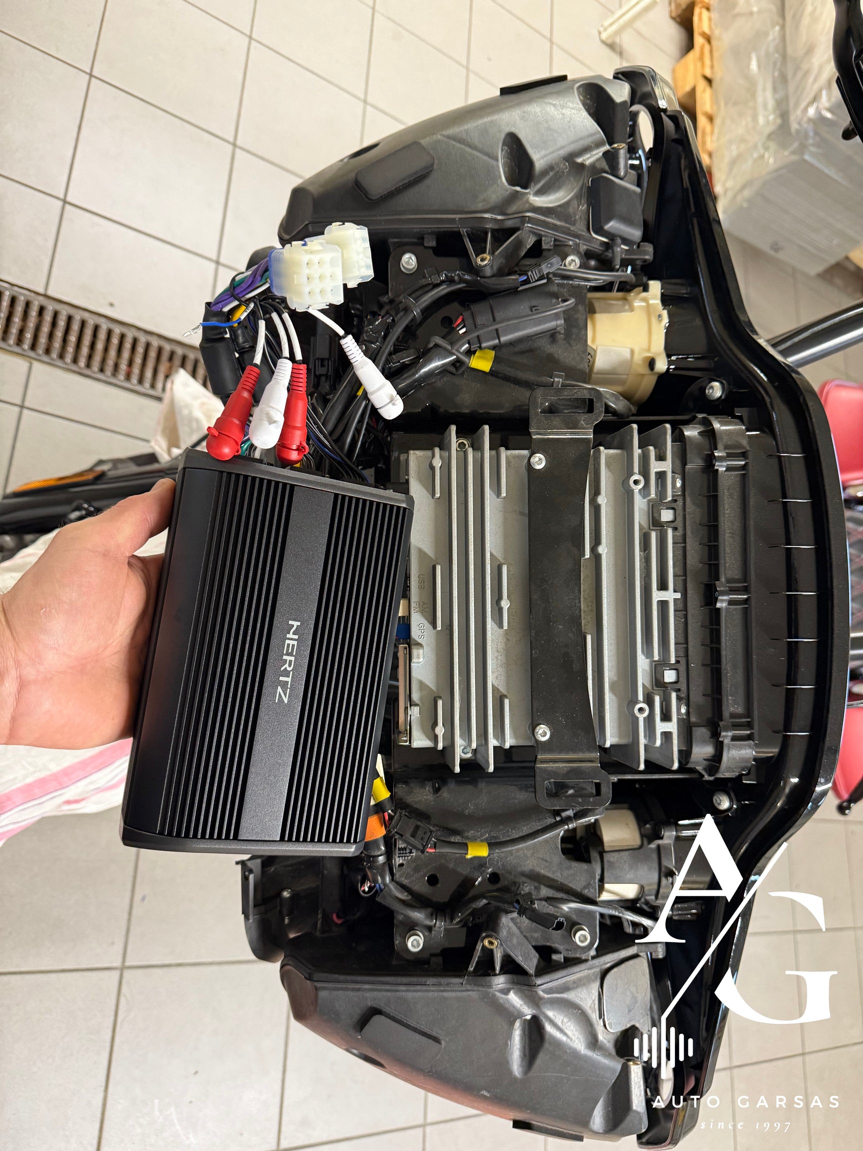 Harley Davidson, patobulinta garso aparatūra - Juodas stiprintuvas su laidais ir jungtimis