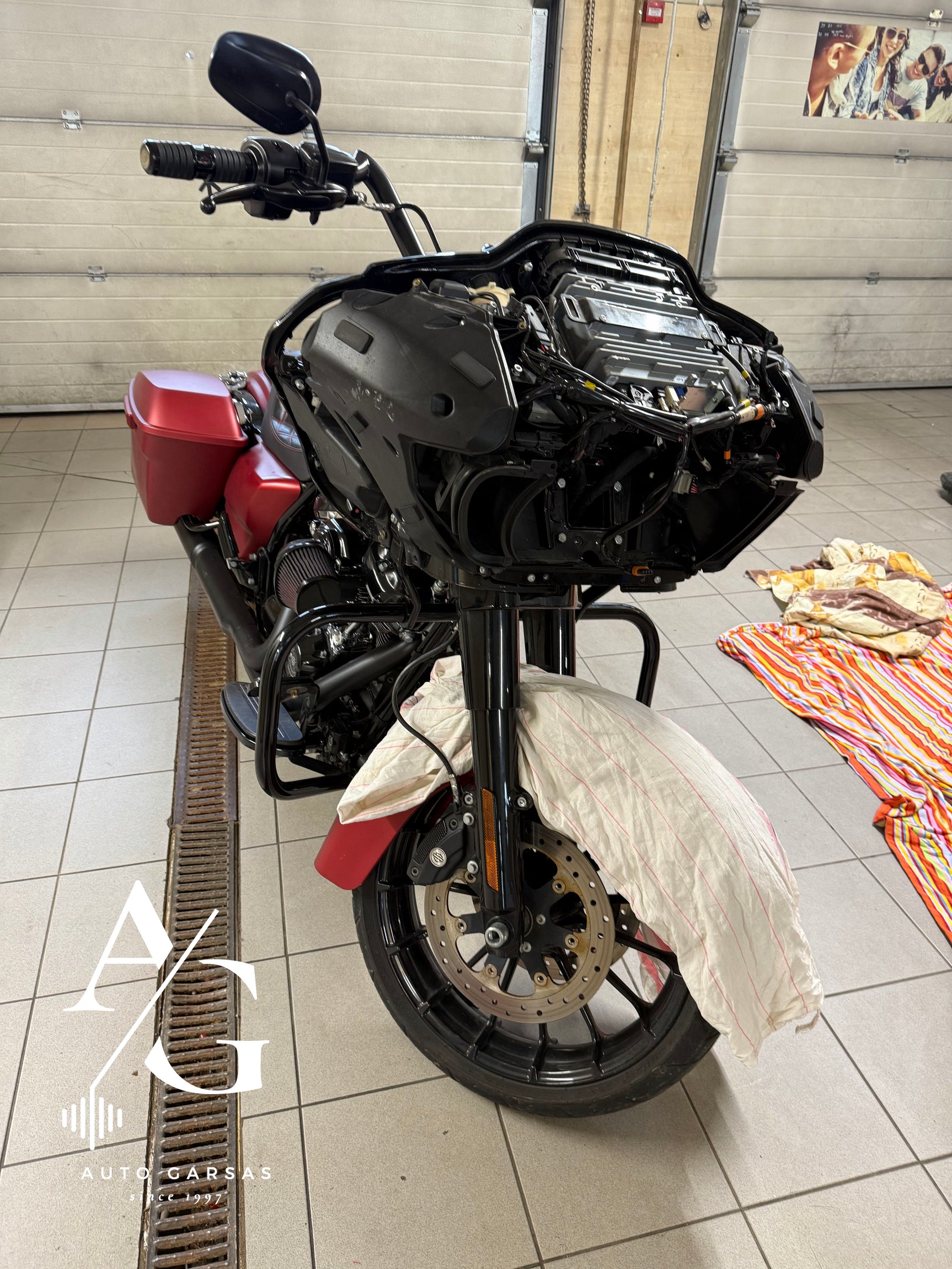Harley Davidson, patobulinta garso aparatūra - priekinė panelė su laidais ir garsiakalbiais