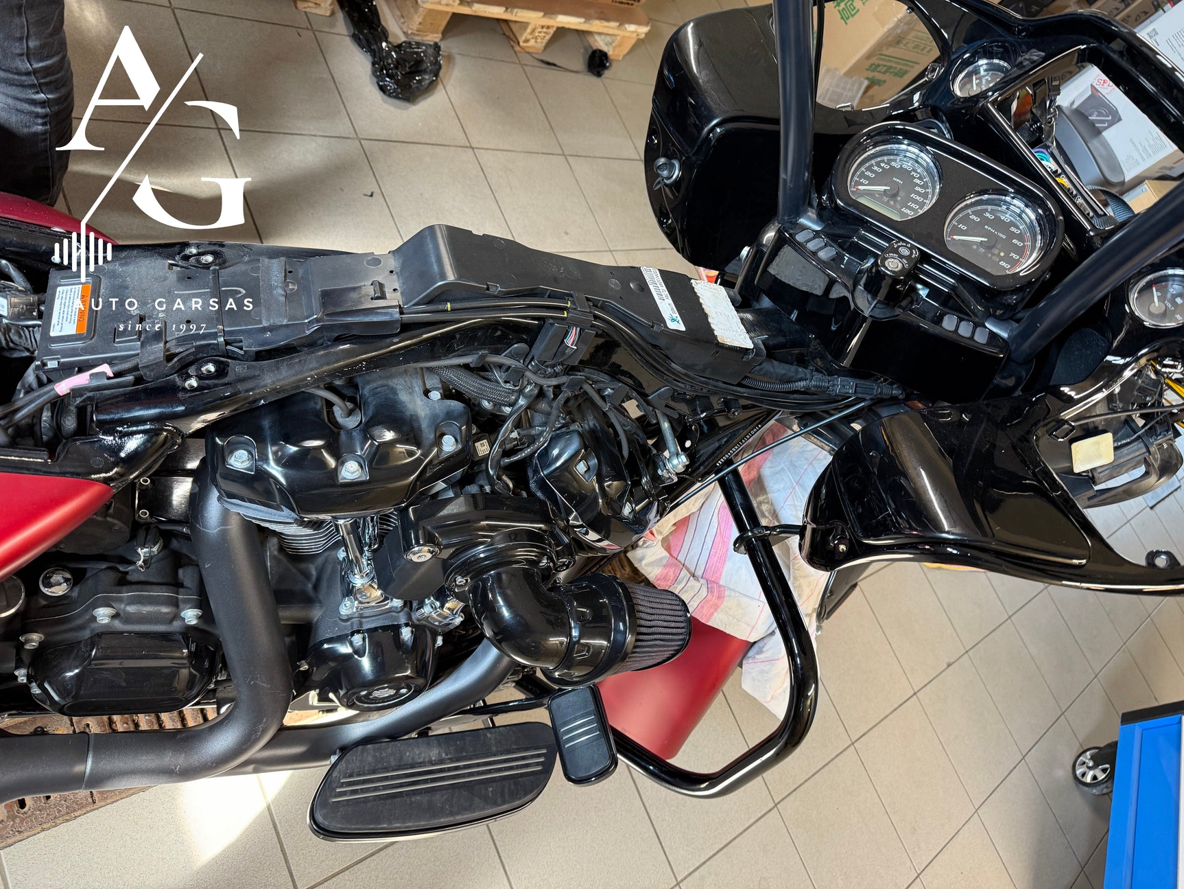 Harley Davidson, patobulinta garso aparatūra - Variklio skyrius su laidais ir filtrais