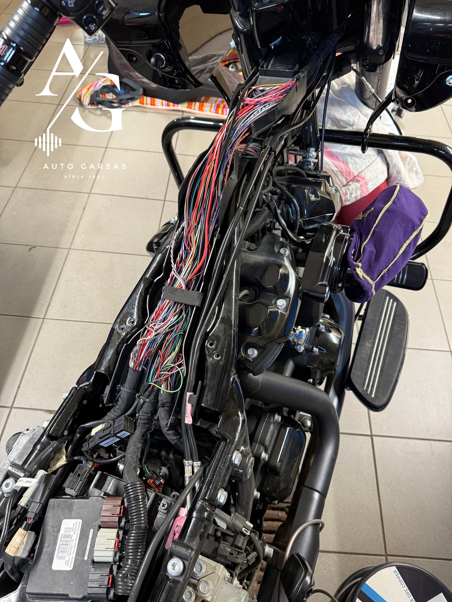 Harley Davidson, patobulinta garso aparatūra - Gausybė laidų ir valdymo blokas