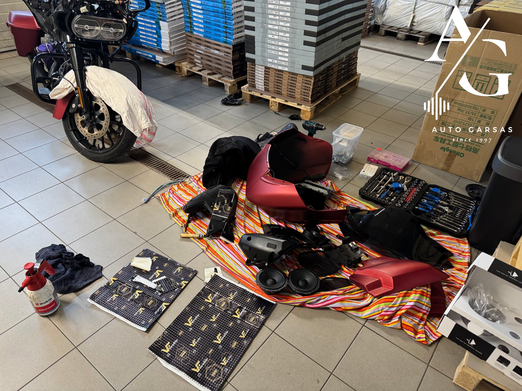Harley Davidson, patobulinta garso aparatūra - Išardytos detalės, garsiakalbiai ir įrankiai