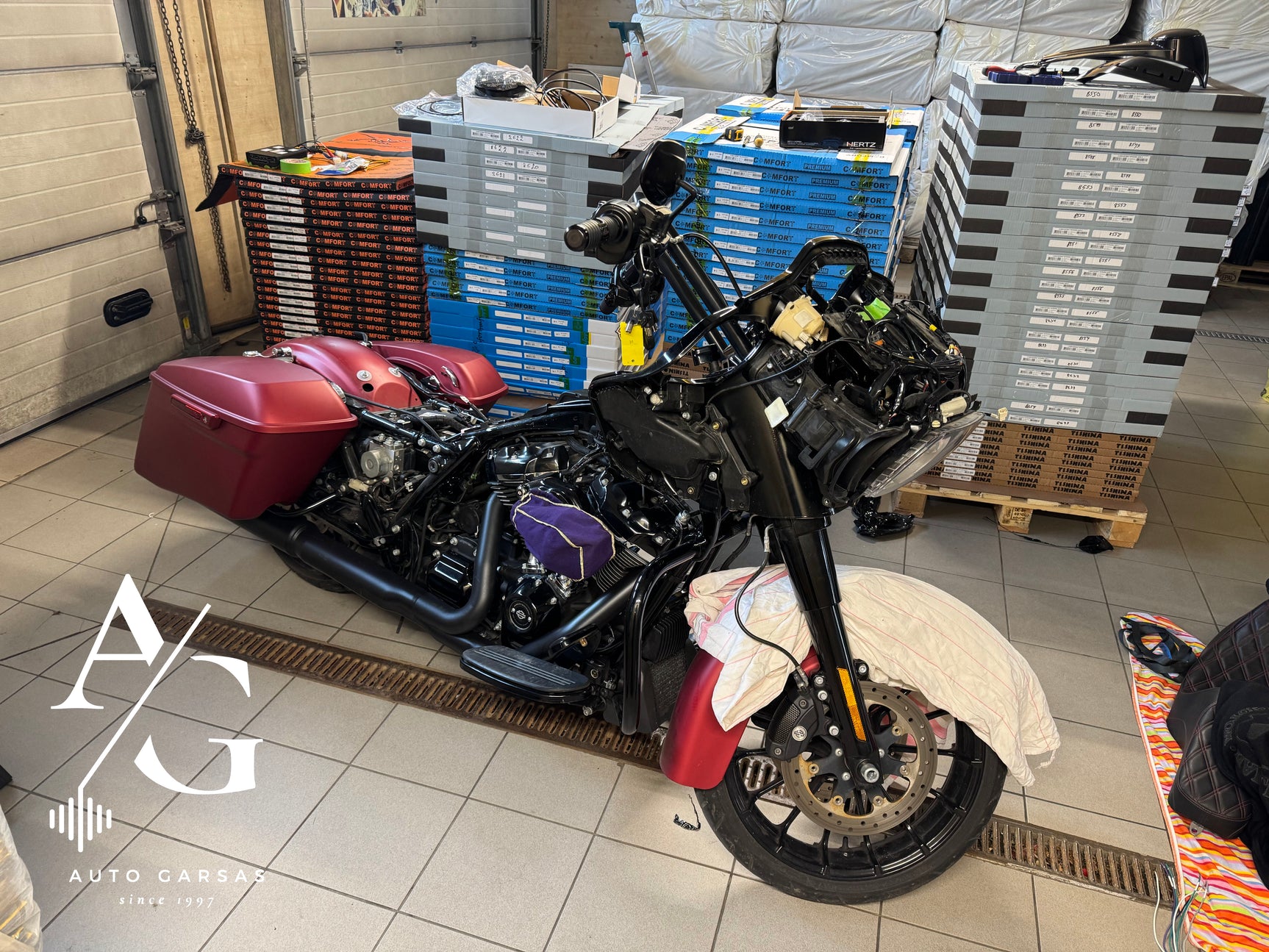 Harley Davidson, patobulinta garso aparatūra - Motociklo priekinė dalis su laidais