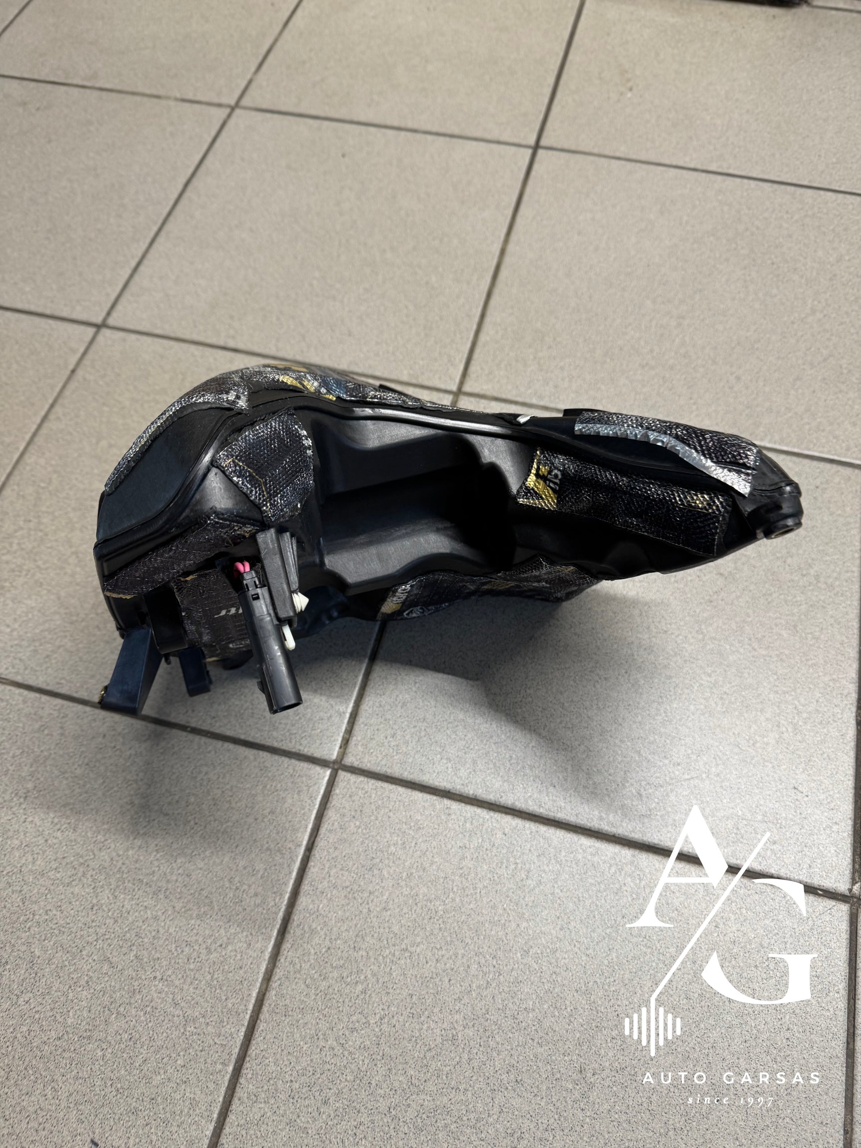 Harley Davidson, patobulinta garso aparatūra - Šoninis vaizdas su jungtimis