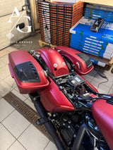 Harley Davidson, patobulinta garso aparatūra - raudonos spalvos motociklo dalys su garsiakalbiais
