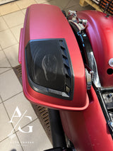 Harley Davidson, patobulinta garso aparatūra - Garsiakalbio grotelės su logotipu ant motociklo krepšio
