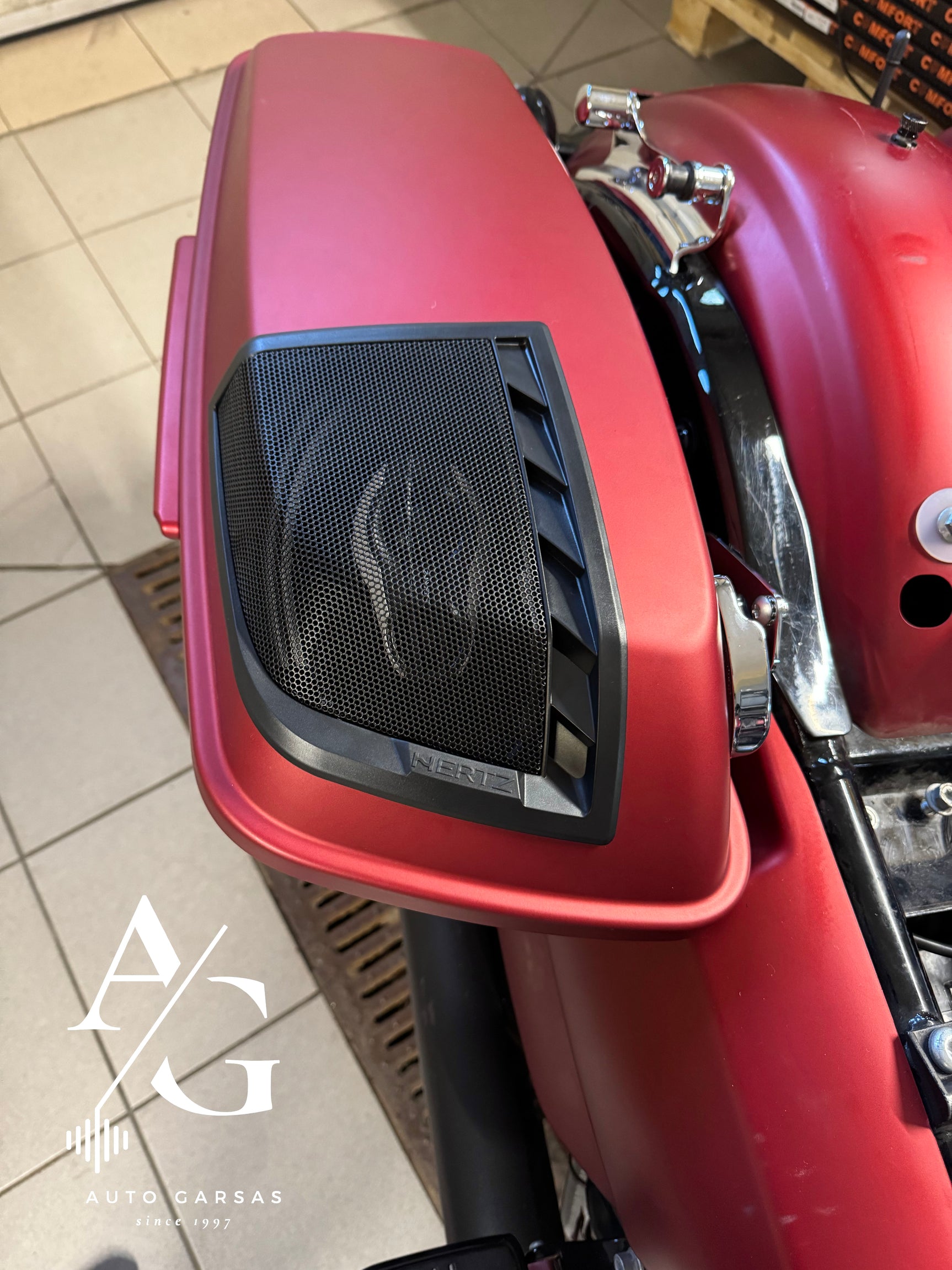 Harley Davidson, patobulinta garso aparatūra - Garsiakalbio grotelės su logotipu ant motociklo krepšio