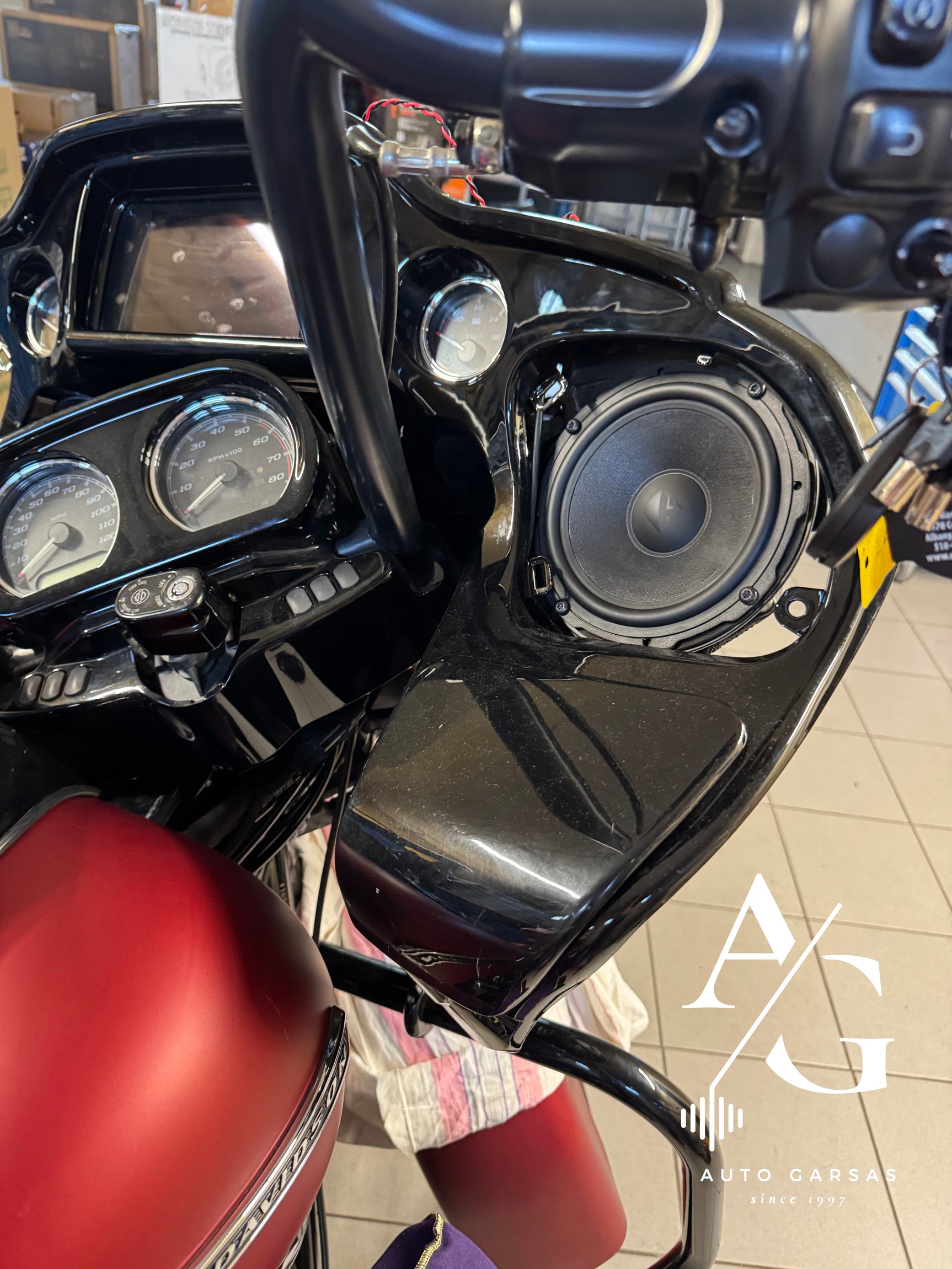 Harley Davidson, patobulinta garso aparatūra - Garsiakalbis motociklo priekinėje panelėje