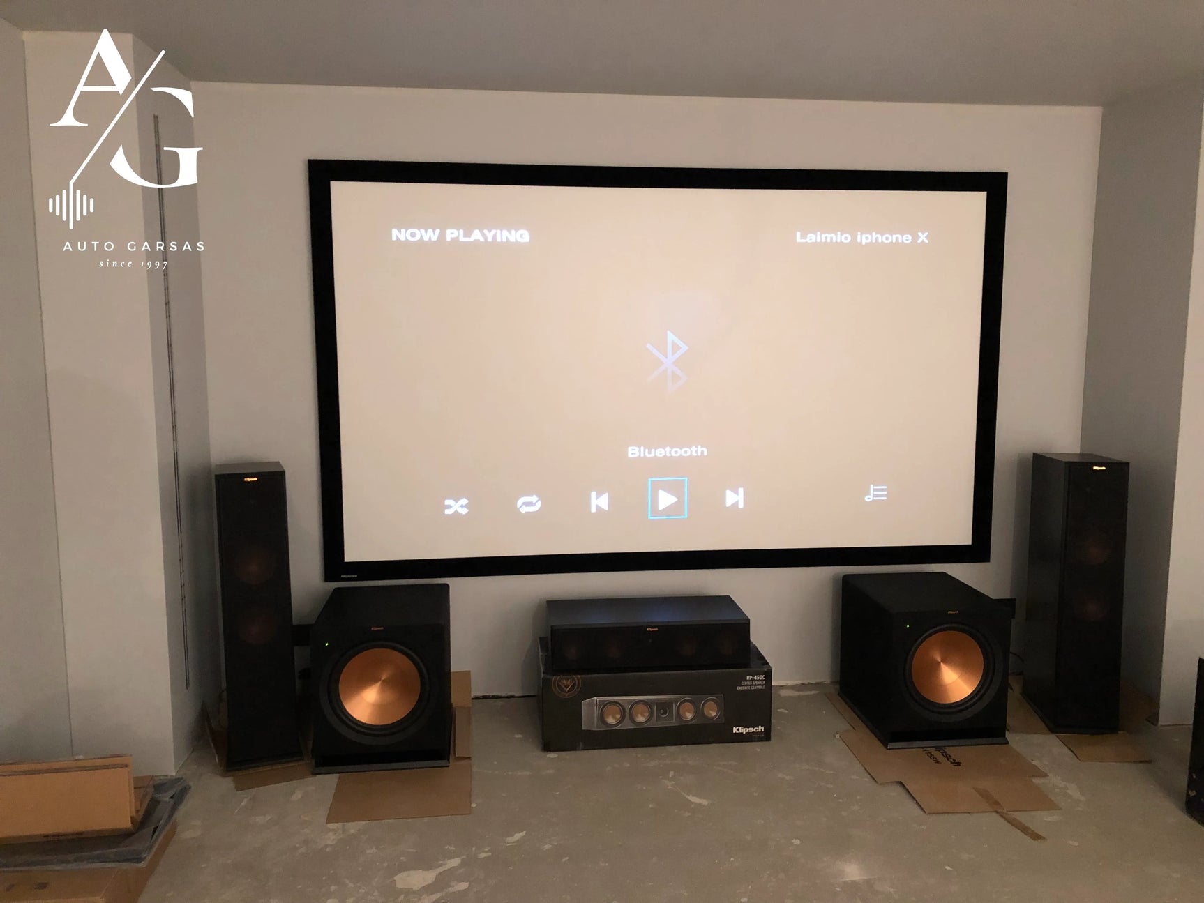Įrengtas asmeninis kino teatras namuose su Klipsch akustika