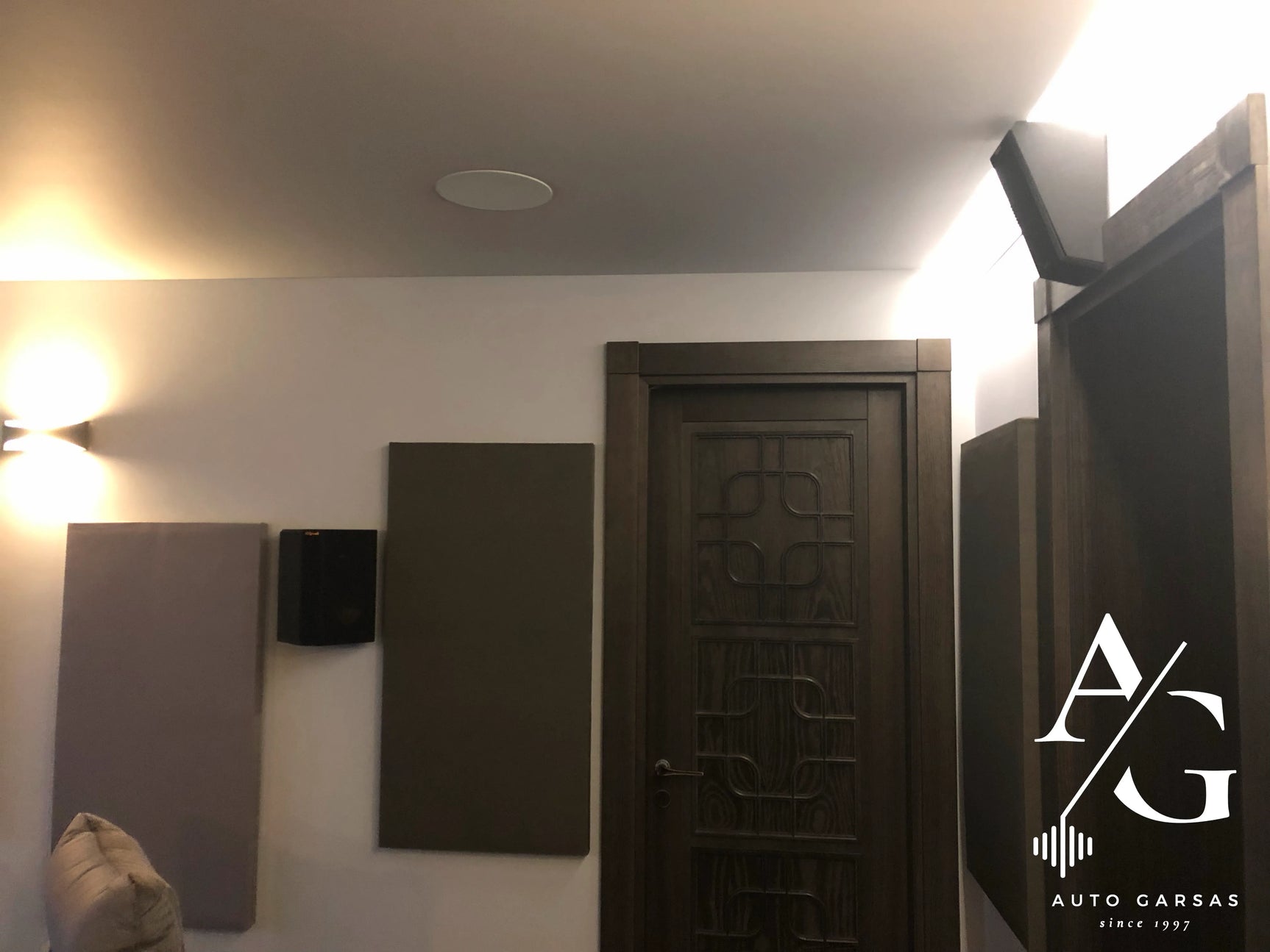 Įrengtos Klipsch efektinės ir galinės kolonėlės asmeniniame kino teatre