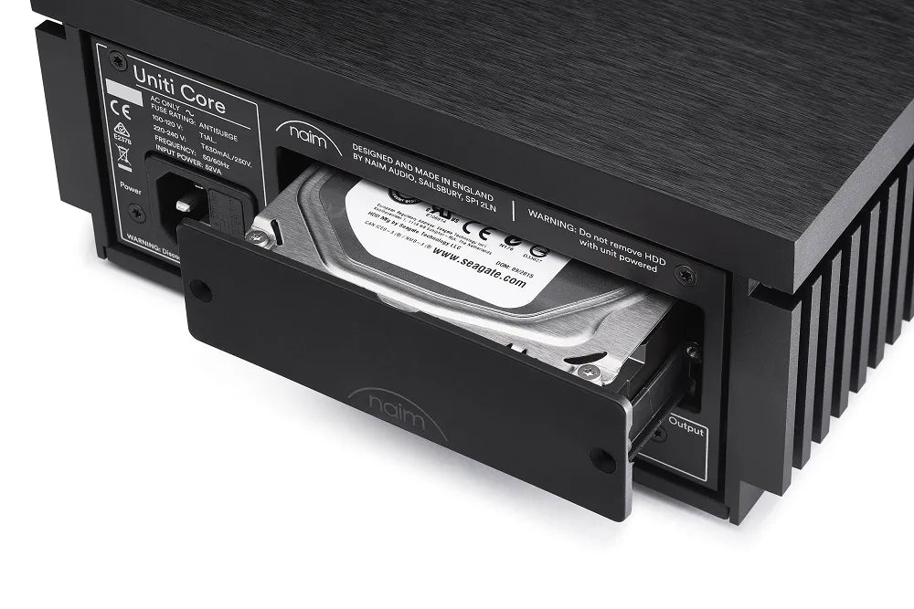 Išmanus klasės stiprintuvas Naim Uniti Core - ištrauktas kietasis diskas su užrašu "Seagate