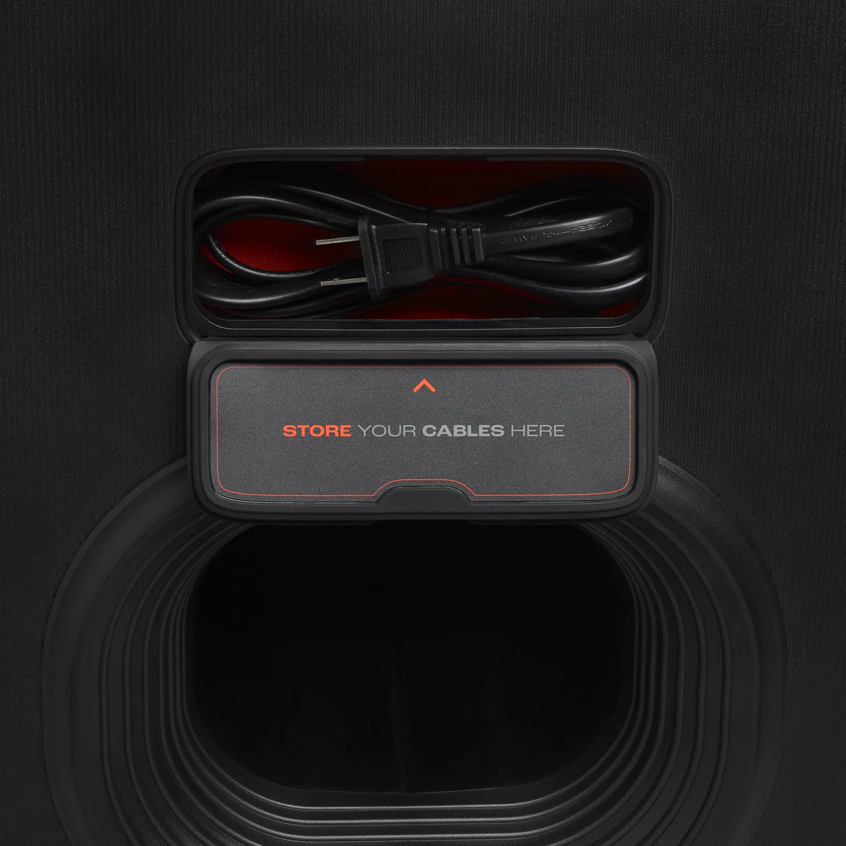 JBL PartyBox Ultimate, galinga nešiojama garso kolonėlė, 1100W - laido laikymo skyrelis su instrukcija