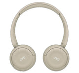 JVC, HA-S59W-CU, matinės smėlio sp. dinaminės ausinės, mikrofonas - viršutinis ausinių vaizdas su JVC logotipu