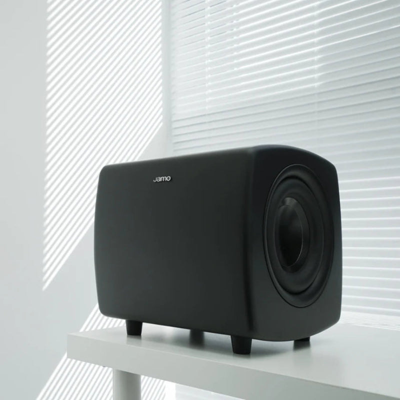 Jamo Cube Subwoofer, aktyvi žemų dažnių kolonėlė - Šoninis vaizdas su garsiakalbiu