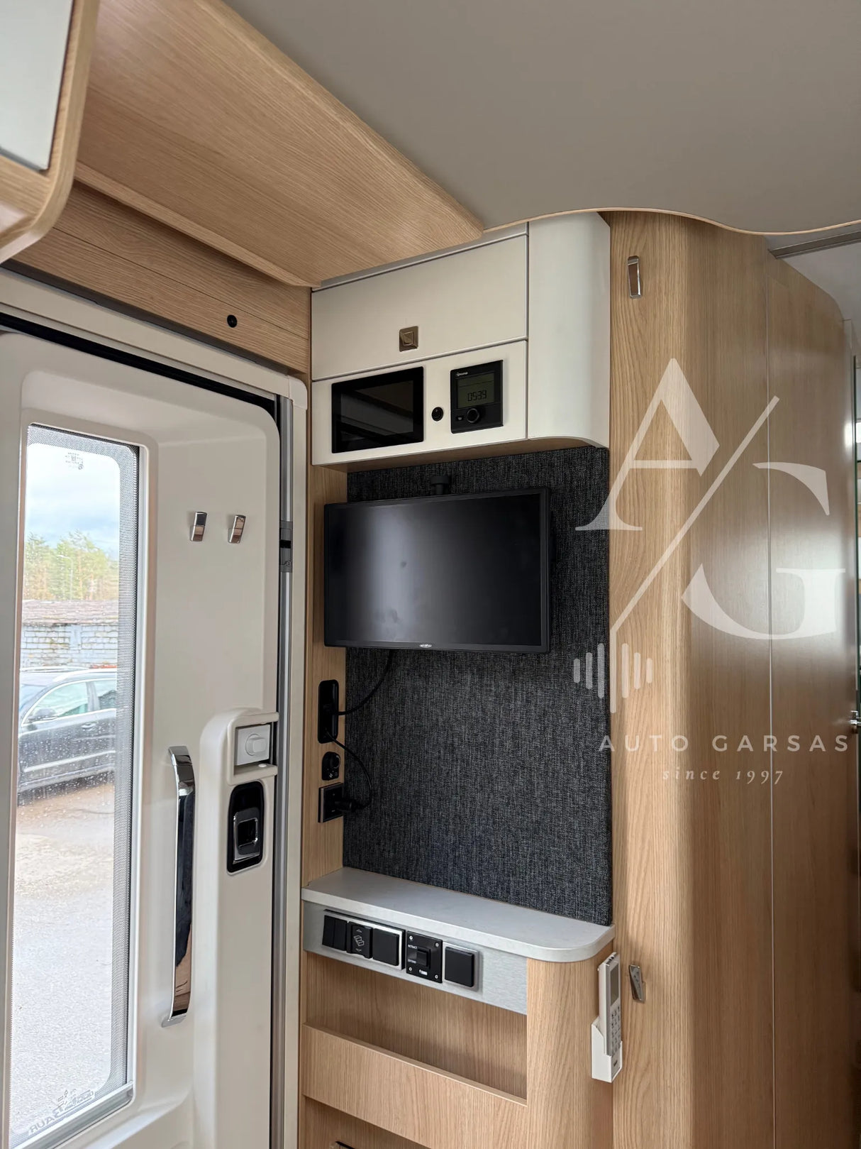 Kemperis Mercedes Hymer, garso aparatūra, saulės baterija, kondicionierius 2025m - Televizorius ir valdymo panelė su mygtukais