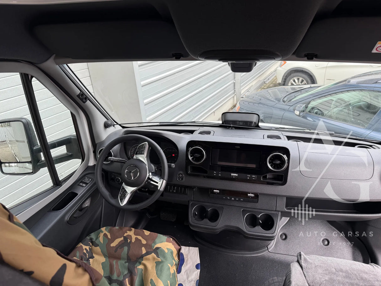 Kemperis Mercedes Hymer, garso aparatūra, saulės baterija, kondicionierius 2025m - prietaisų skydelis su garso sistemos valdikliais