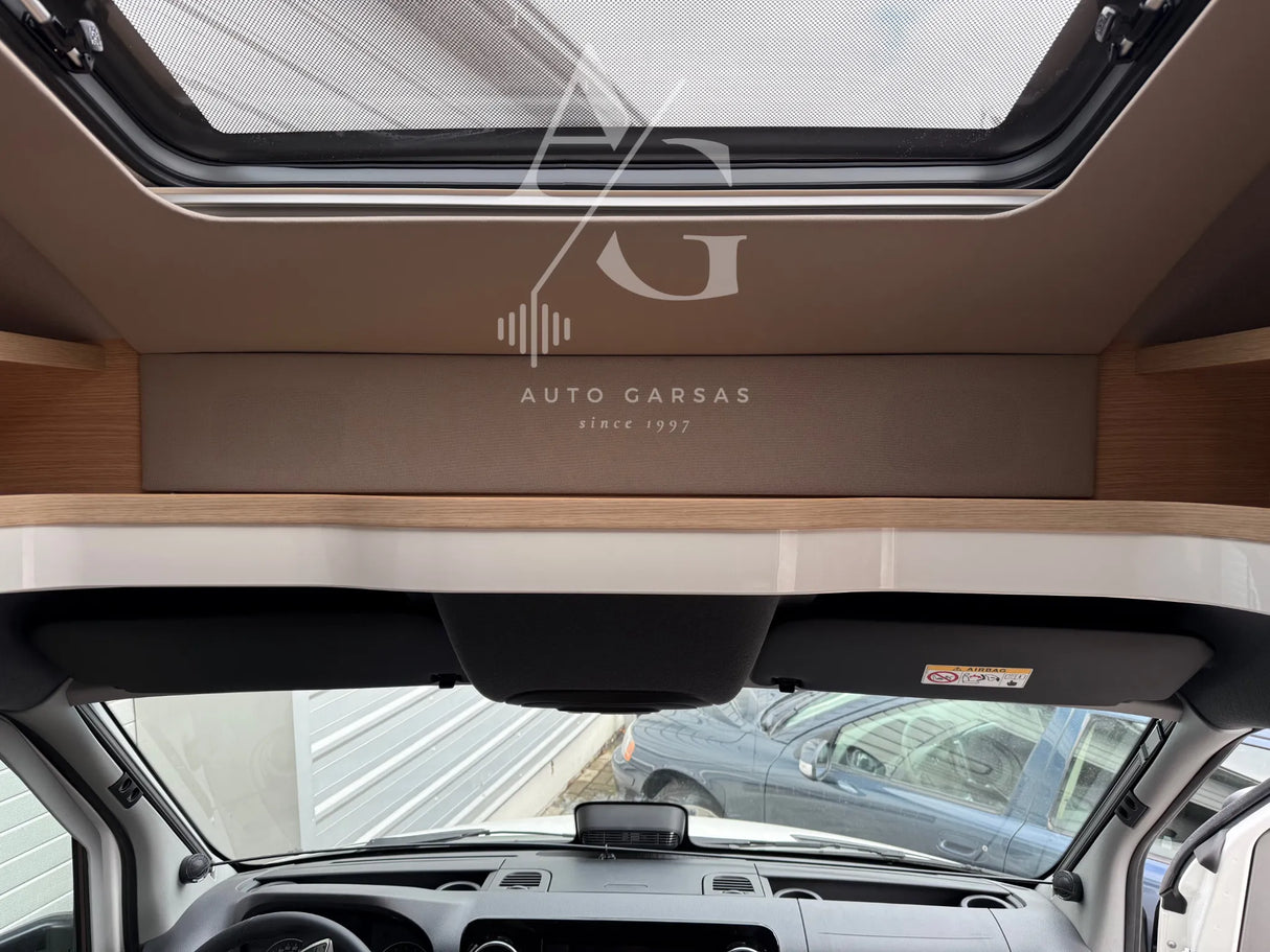 Kemperis Mercedes Hymer, garso aparatūra, saulės baterija, kondicionierius 2025m - Stogas su atidaromu langu ir tinkleliu