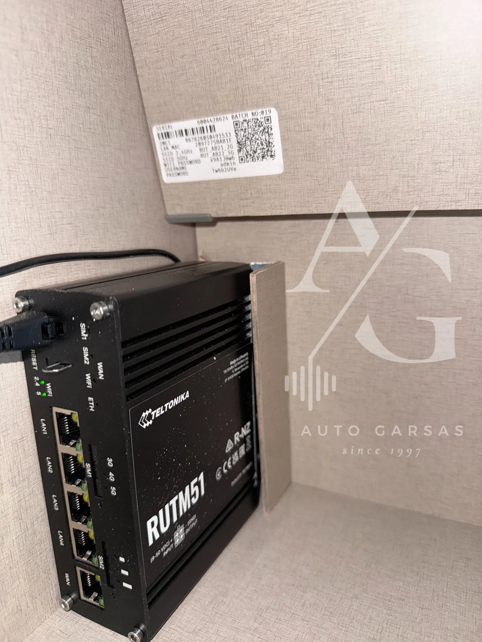 Kemperis Mercedes Hymer, garso aparatūra, saulės baterija, kondicionierius 2025m - detalus vaizdas su jungtimis ir etiketėmis