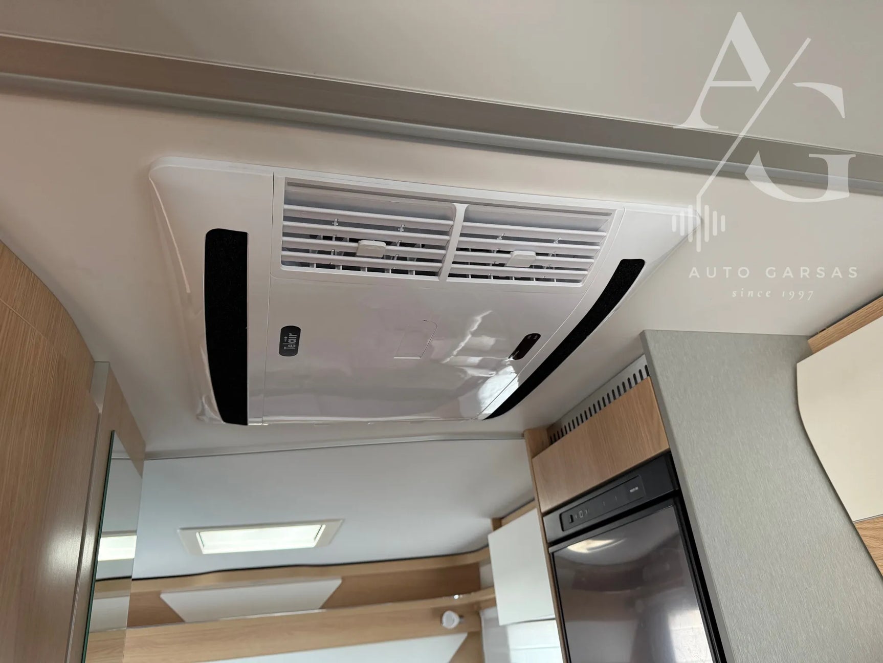 Kemperis Mercedes Hymer, garso aparatūra, saulės baterija, kondicionierius 2025m - lubos vaizdas į kondicionierių lubose