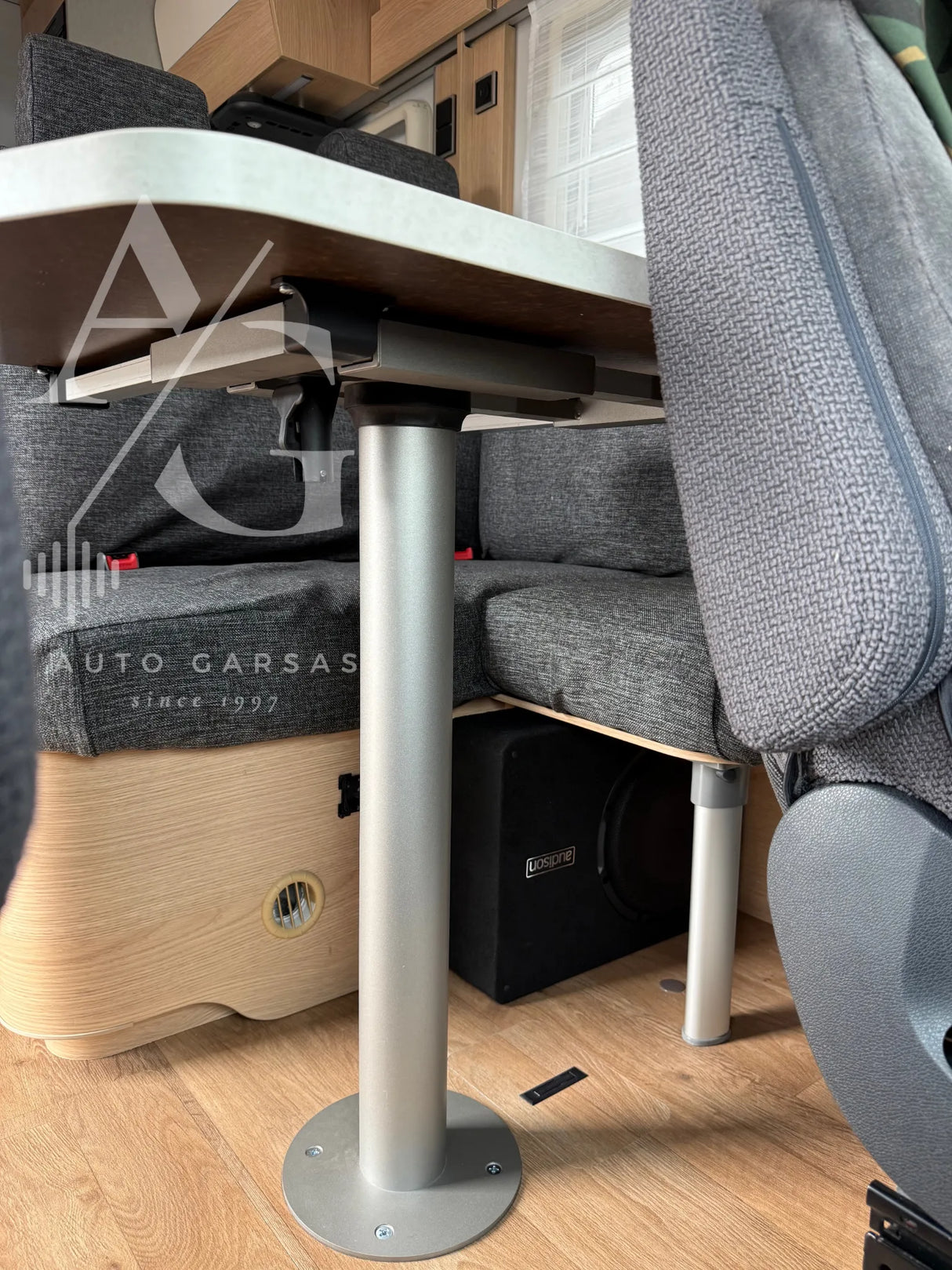 Kemperis Mercedes Hymer, garso aparatūra, saulės baterija, kondicionierius 2025m - po stalu esantis žemų dažnių garsiakalbis