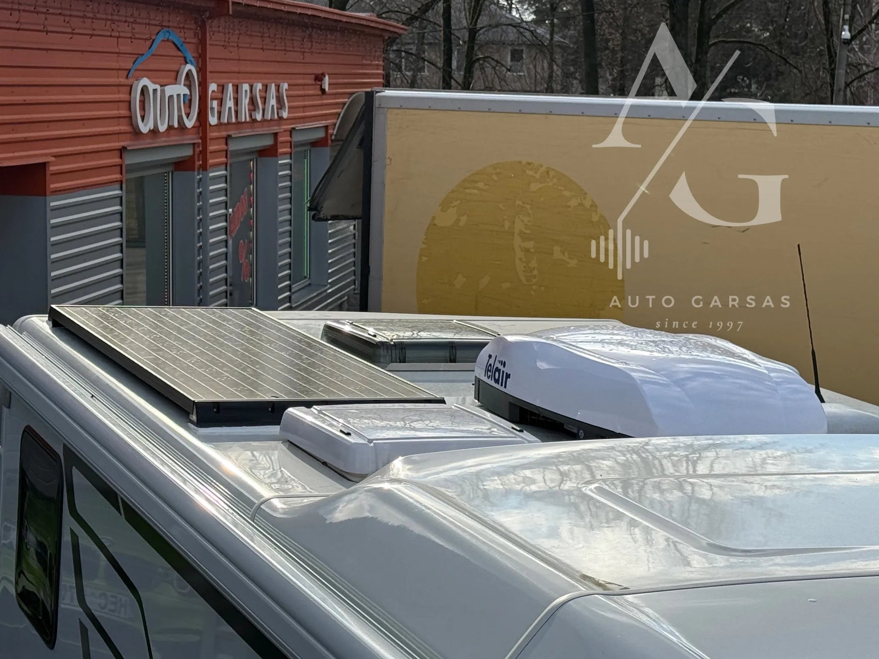 Kemperis Mercedes Hymer, garso aparatūra, saulės baterija, kondicionierius 2025m - stogo saulės baterija ir kondicionierius