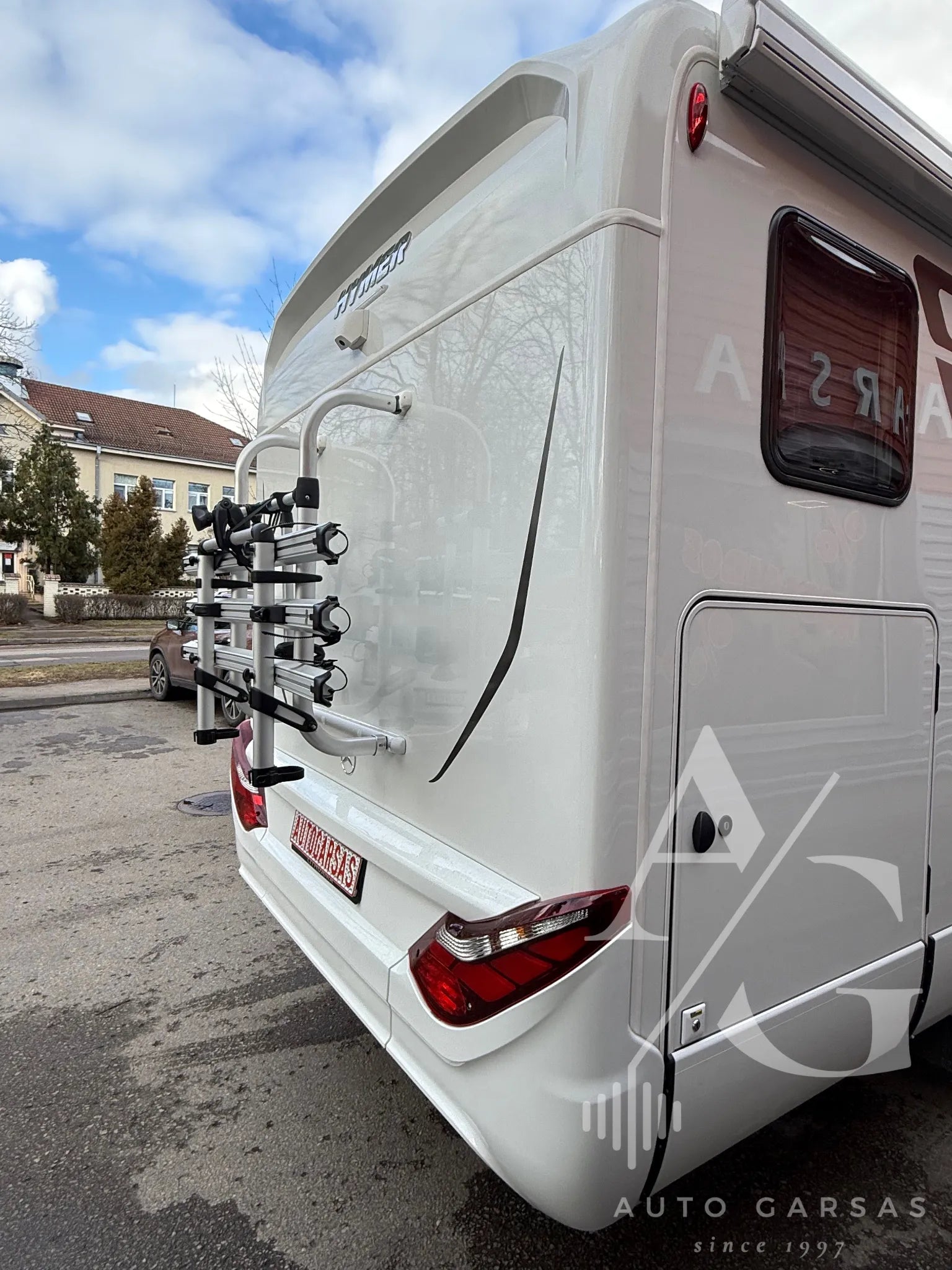 Kemperis Mercedes Hymer, garso aparatūra, saulės baterija, kondicionierius 2025m - dviračių laikiklis ant galinės sienelės