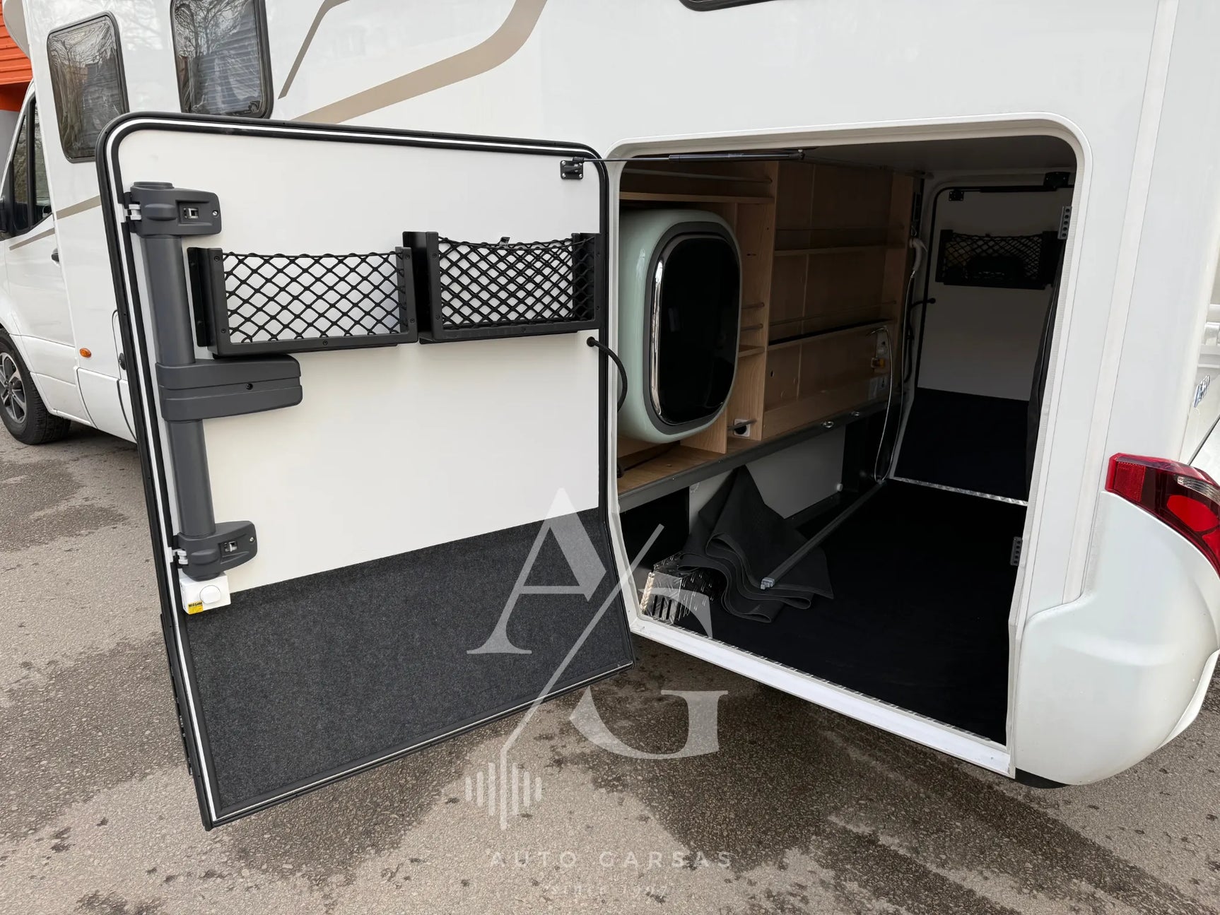 Kemperis Mercedes Hymer, garso aparatūra, saulės baterija, kondicionierius 2025m - Atidarytos durelės su tinklinėmis kišenėmis
