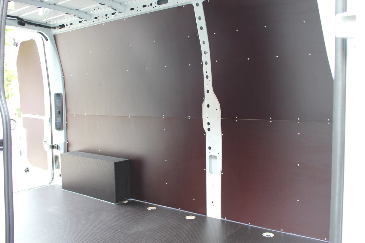 Krovininio furgono krovinių skyriaus apdirbimas drėgmei atsparia faniera