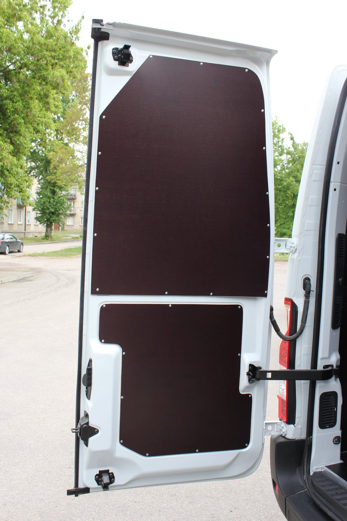 Krovininio furgono krovinių skyriaus apdirbimas drėgmei atsparia faniera