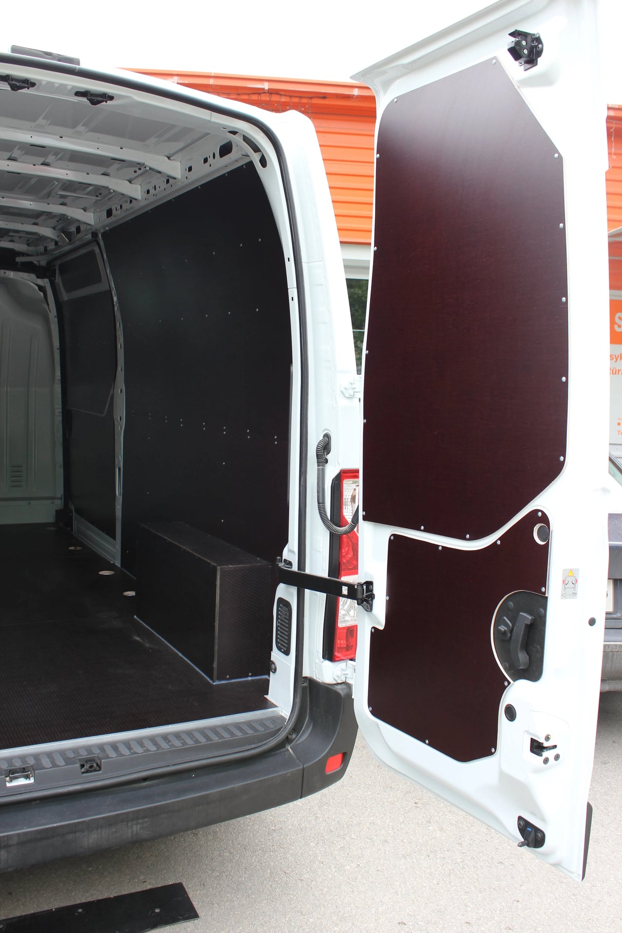 Krovininio furgono krovinių skyriaus apdirbimas drėgmei atsparia faniera