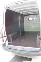 Krovininio furgono krovinių skyriaus apdirbimas drėgmei atsparia faniera