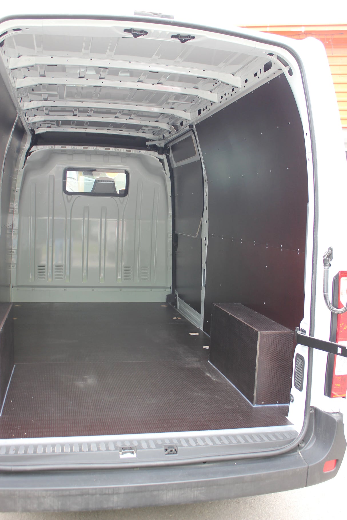 Krovininio furgono krovinių skyriaus apdirbimas drėgmei atsparia faniera