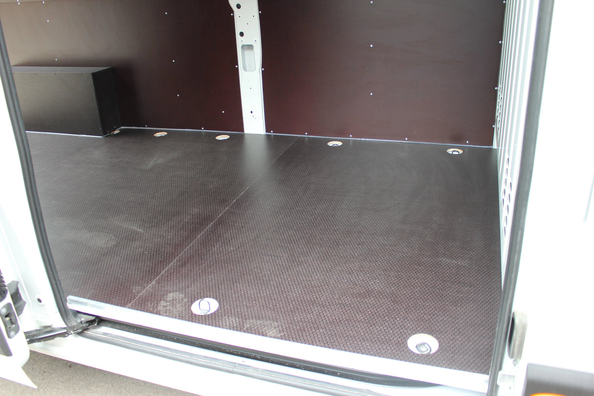 Krovininio furgono krovinių skyriaus apdirbimas drėgmei atsparia faniera