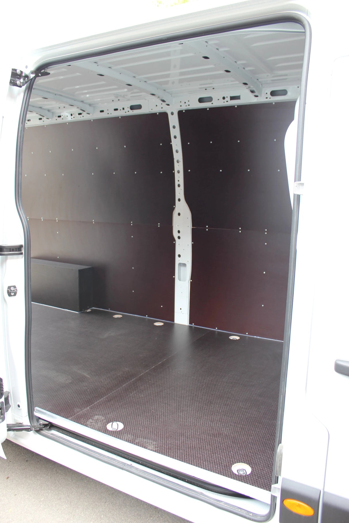 Krovininio furgono krovinių skyriaus apdirbimas drėgmei atsparia faniera