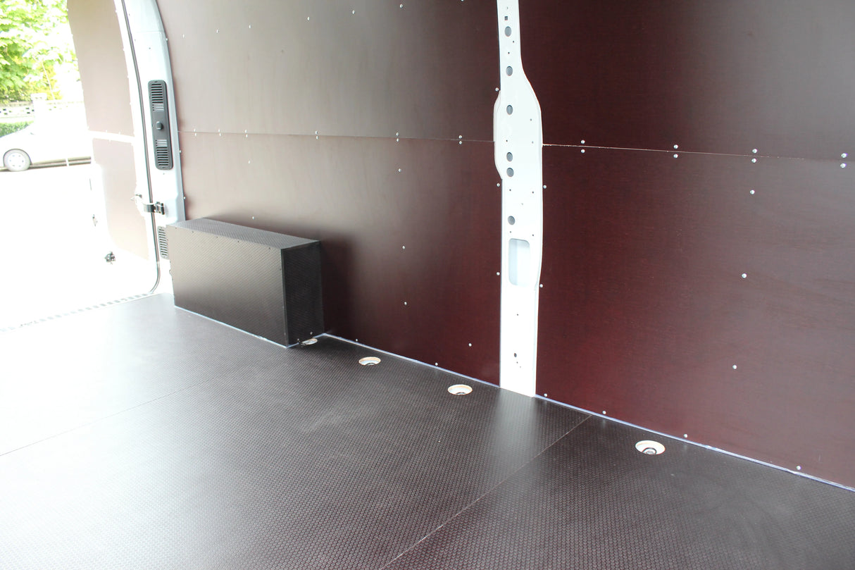 Krovininio furgono krovinių skyriaus apdirbimas drėgmei atsparia faniera