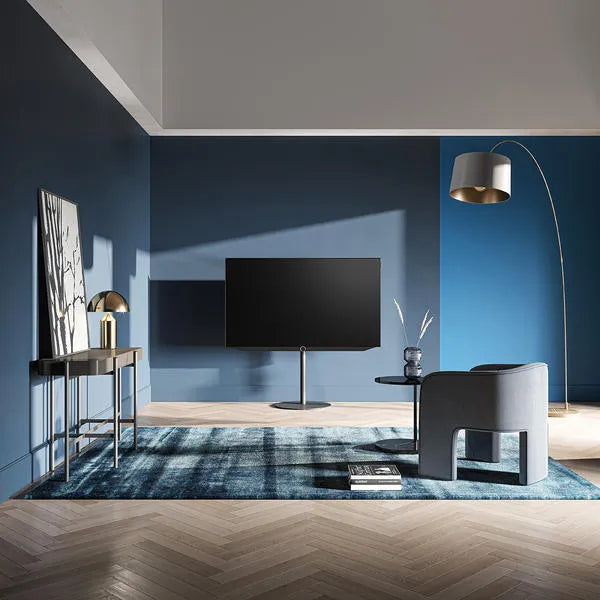 LOEWE bild v.55 dr+ OLED 4K 55", televizorius - Televizorius su stovu ir interjero detalės